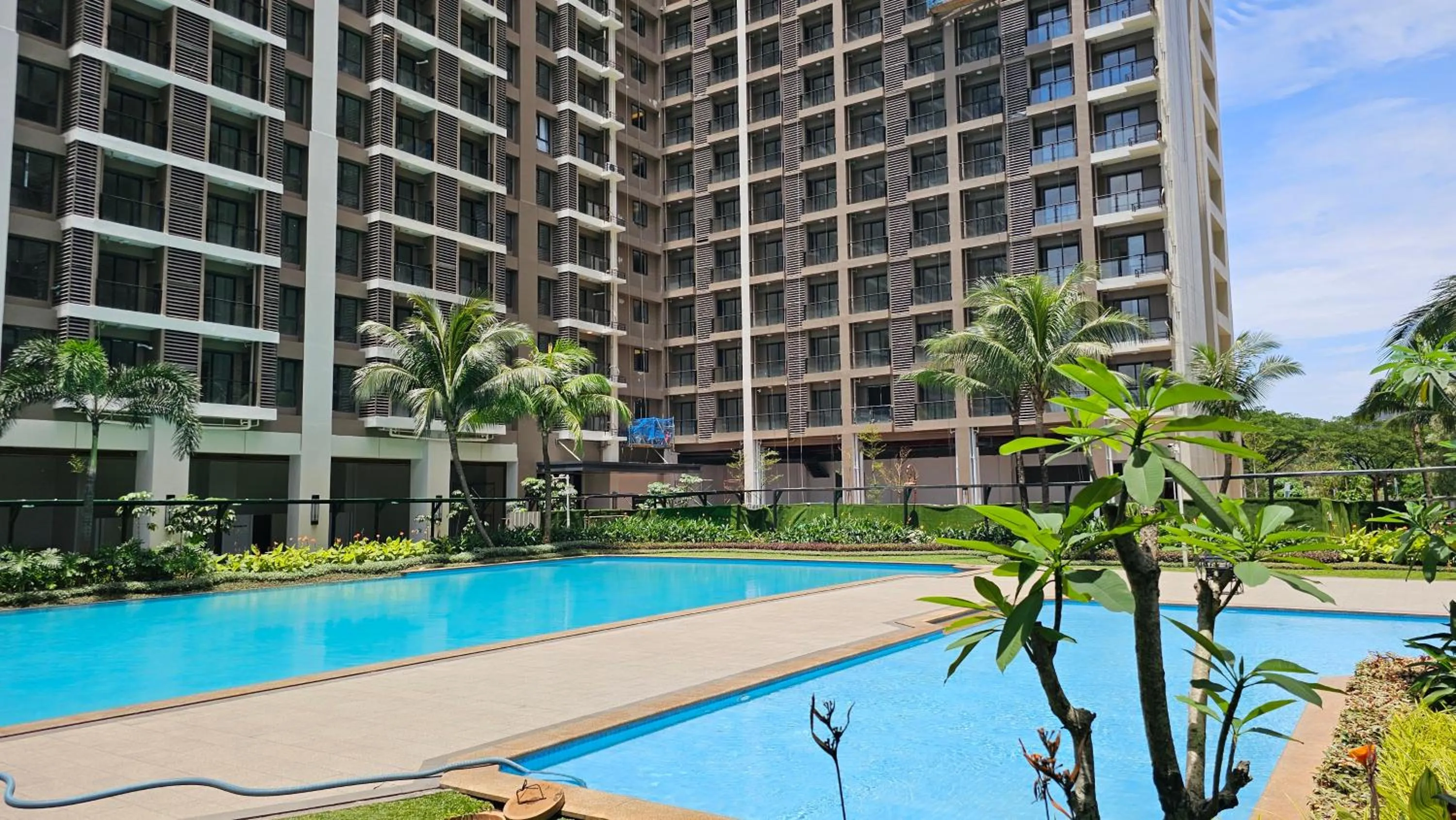 Swimming pool in Apartement Sky House BSD TL19D By LiviRooms