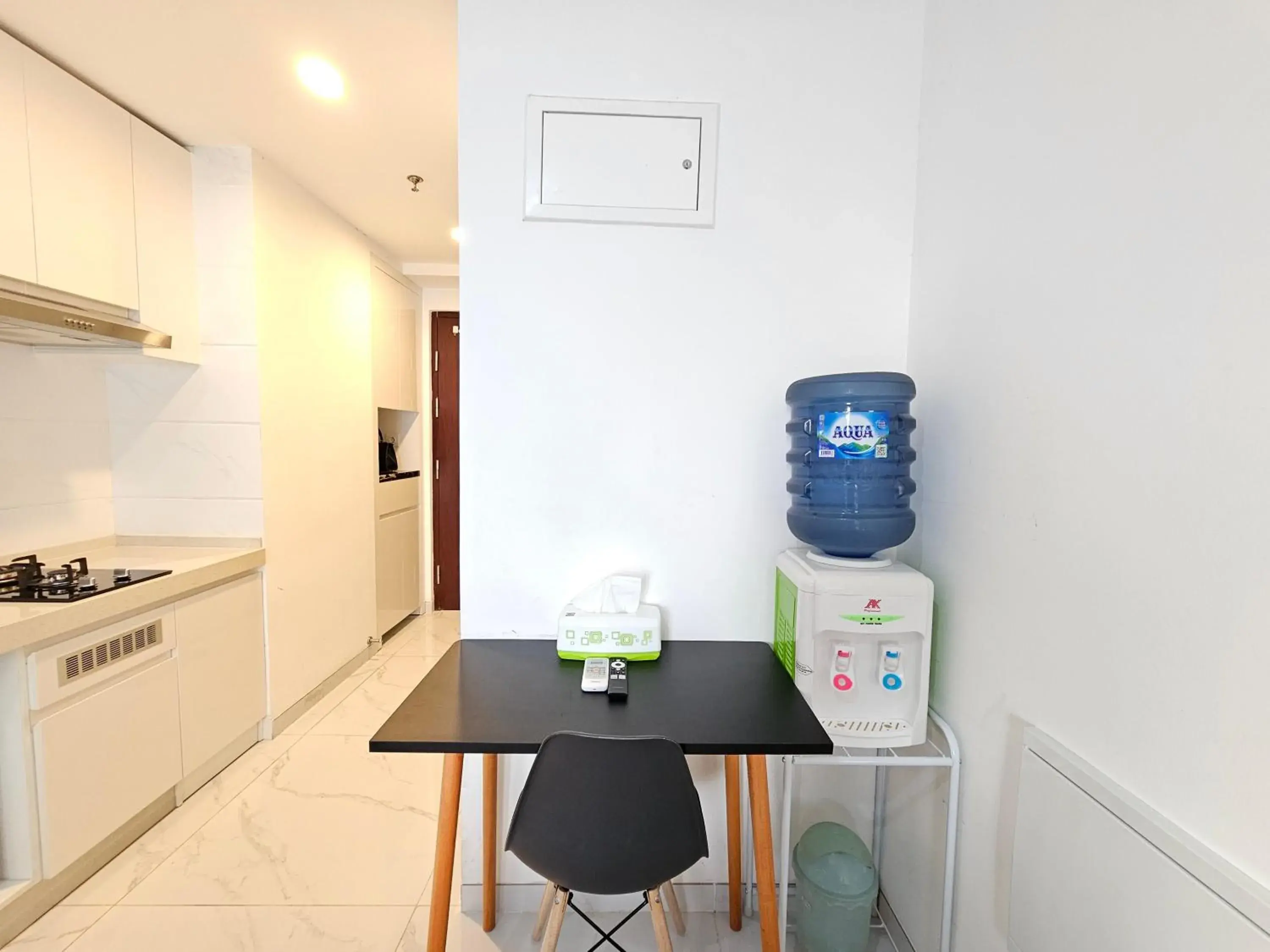 Dining area in Apartement Sky House BSD TL19D By LiviRooms Dining area in Apartement Sky House BSD TL19D By LiviRooms