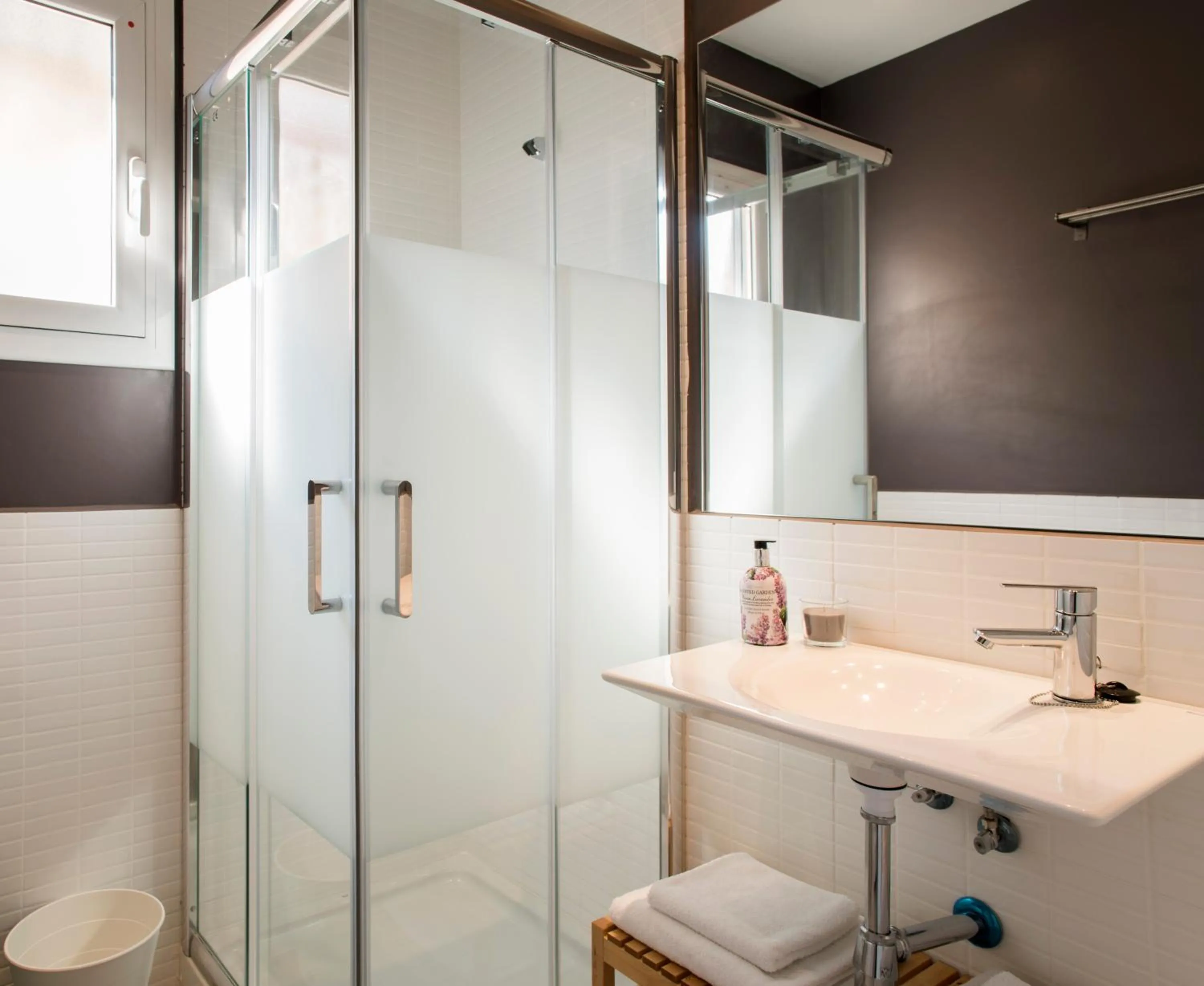 Bathroom in Barcelonaguest