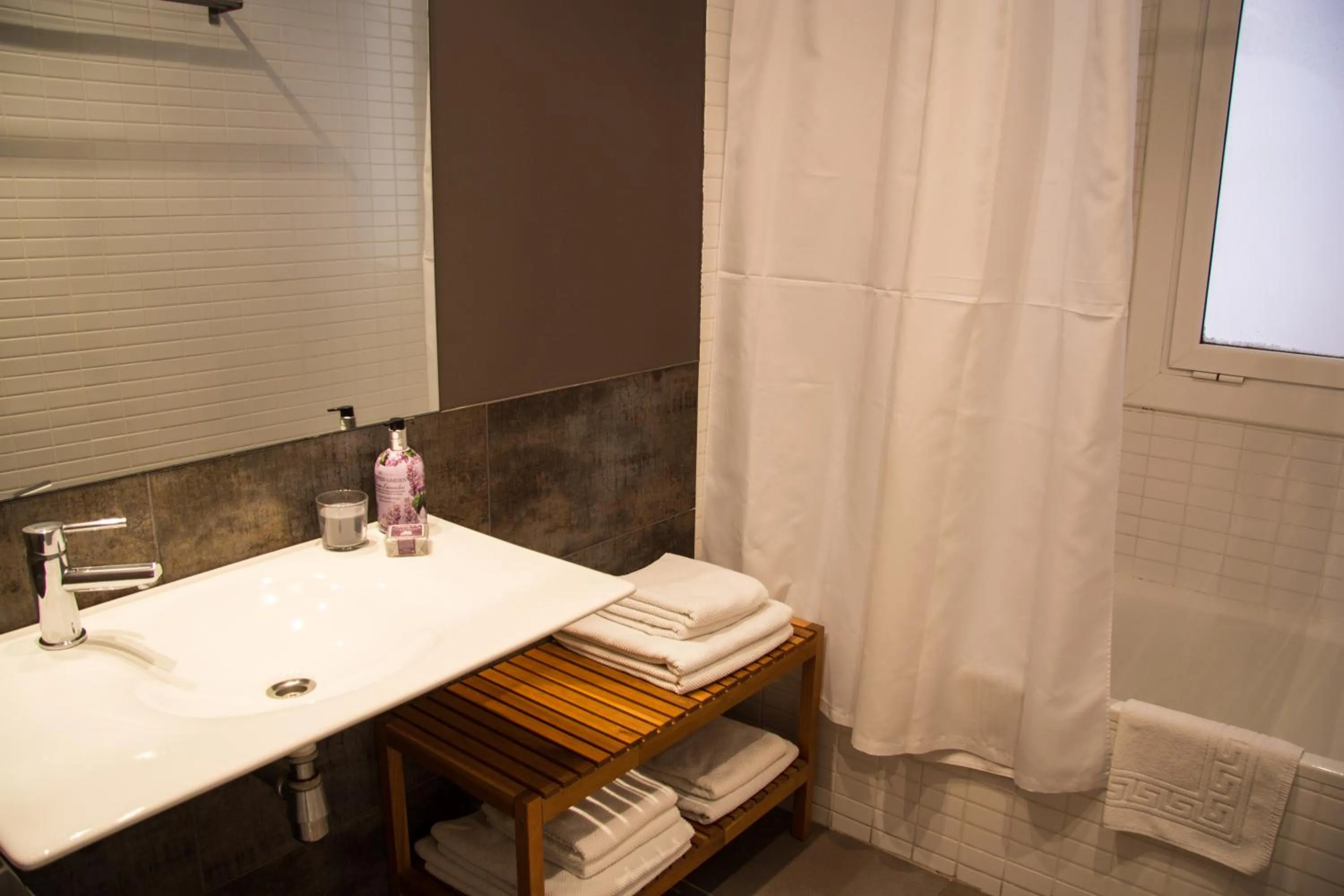 Bathroom in Barcelonaguest