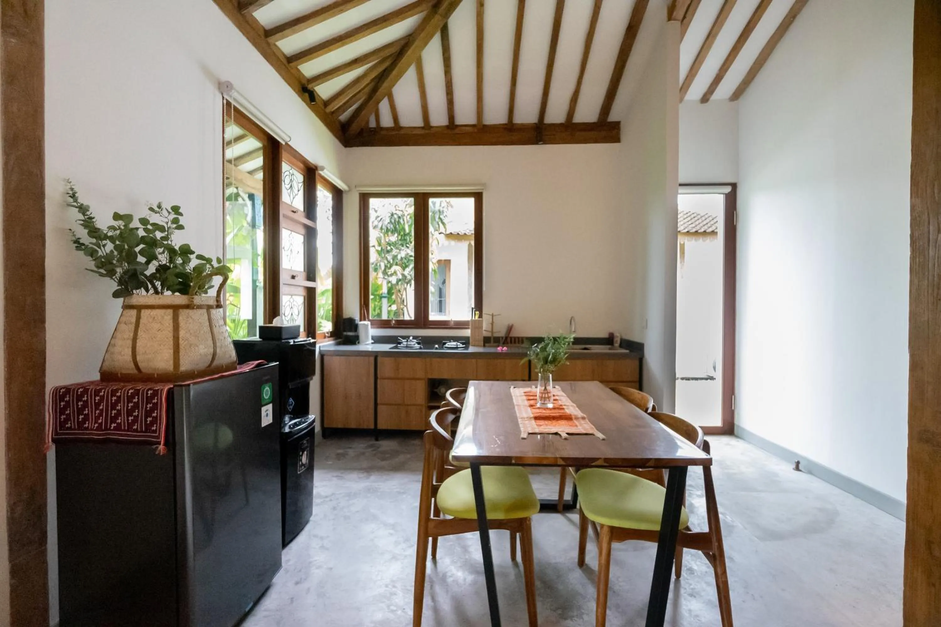 Kitchen or kitchenette in Singgah di Ubud 2