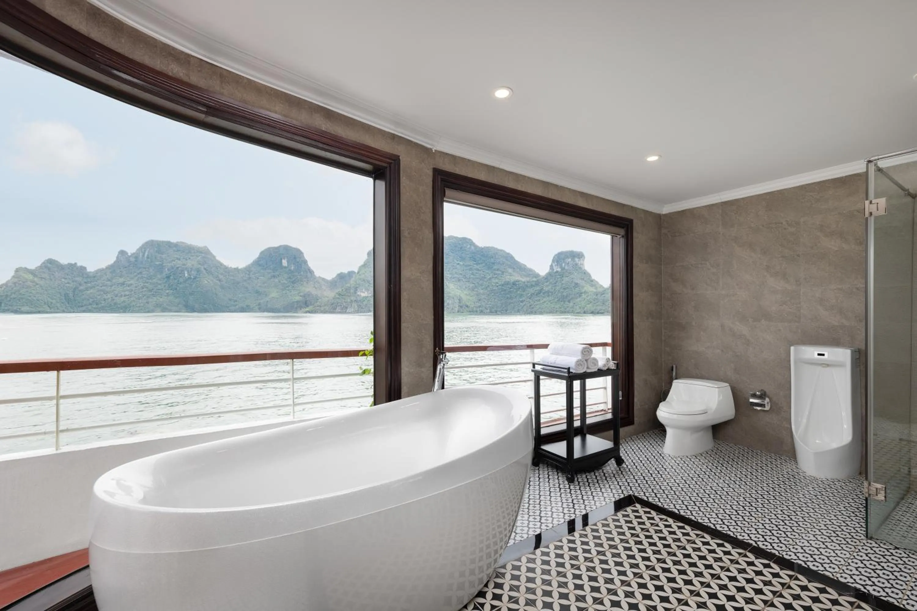 Bath in Aqua Of The Seas Cruise Halong by AHG