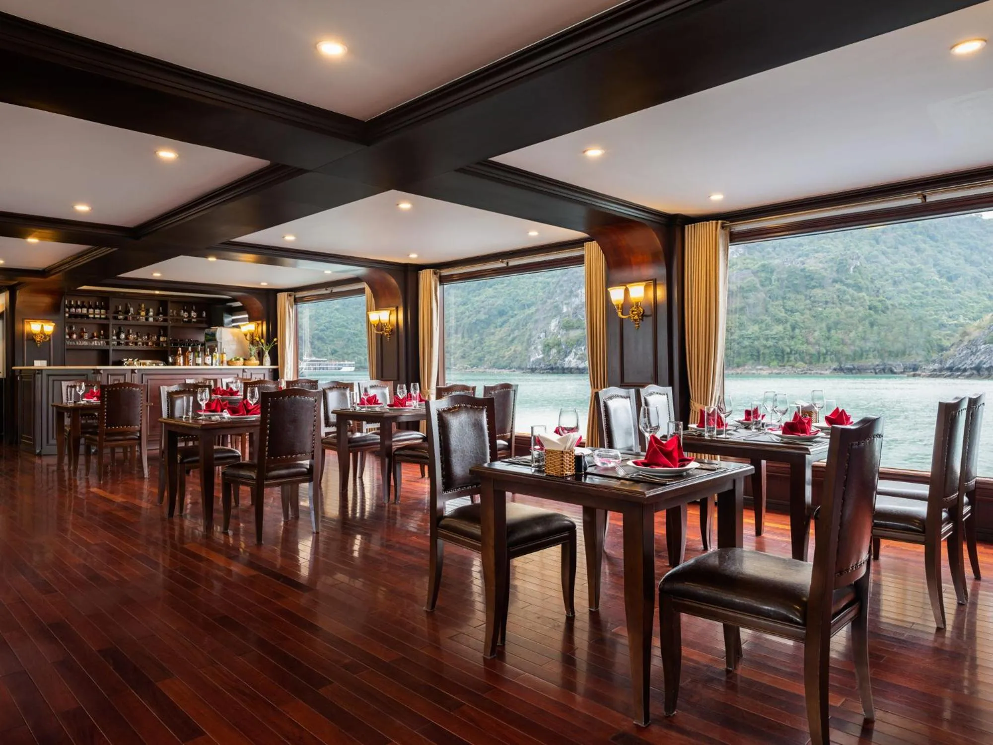 Restaurant/places to eat in Aqua Of The Seas Cruise Halong by AHG