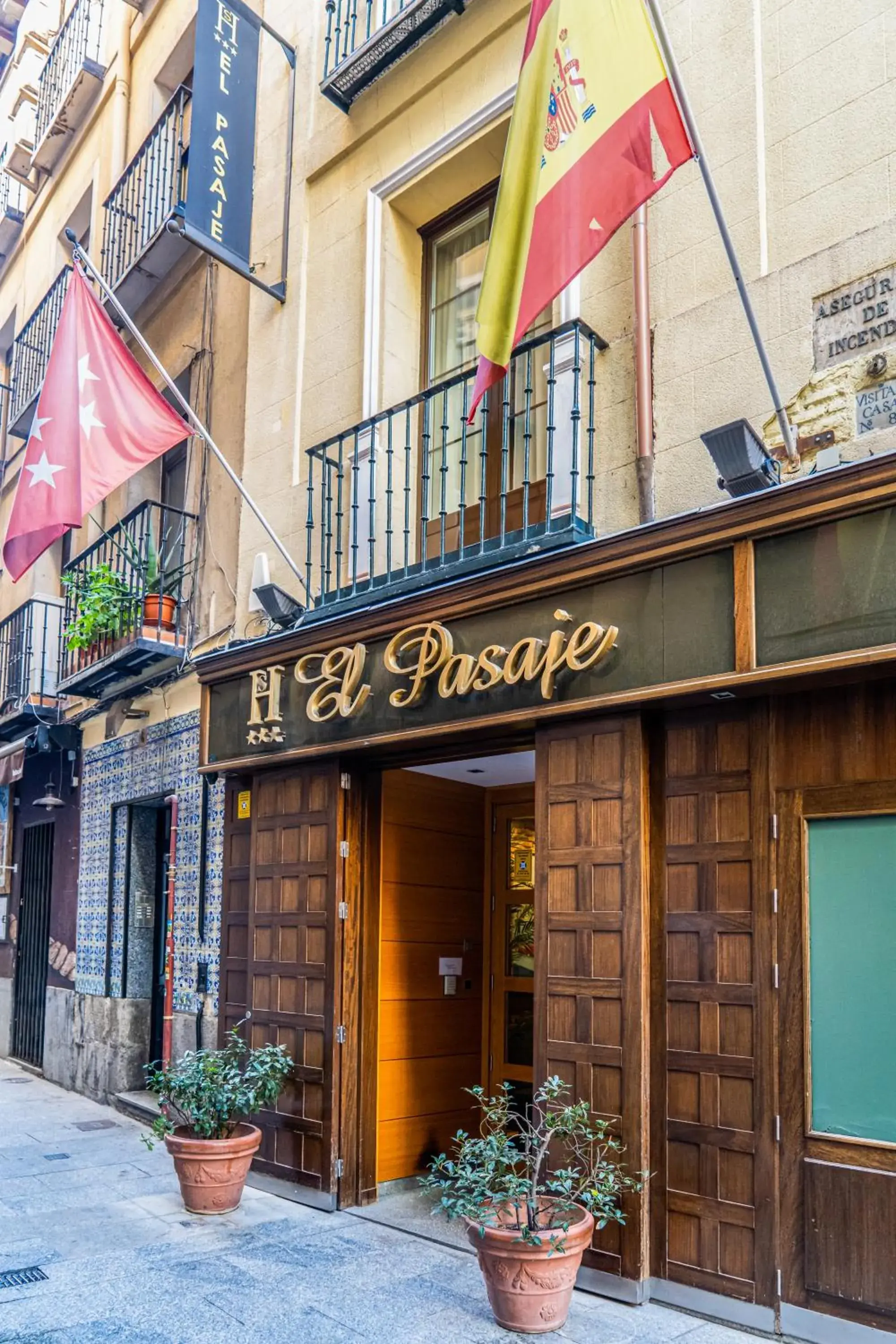 Facade/entrance in El Pasaje Facade/entrance in El Pasaje