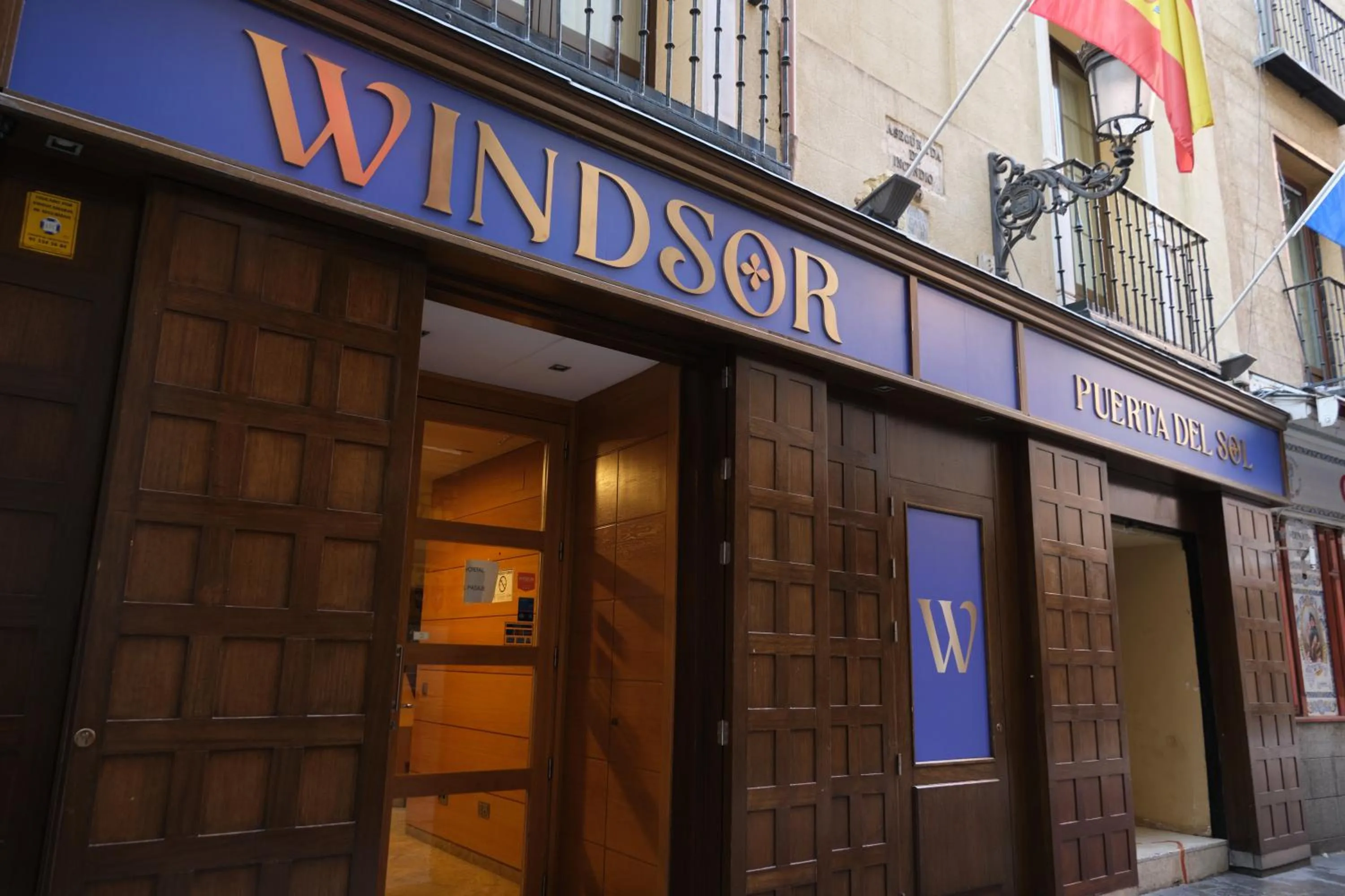 Property building in Windsor Puerta del Sol