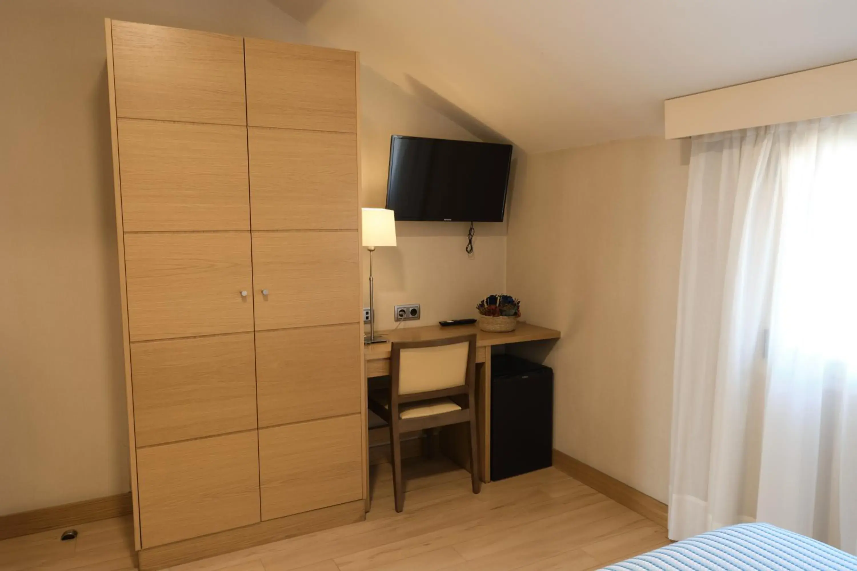 TV and multimedia, Bed in Windsor Puerta del Sol TV and multimedia, Bed in Windsor Puerta del Sol