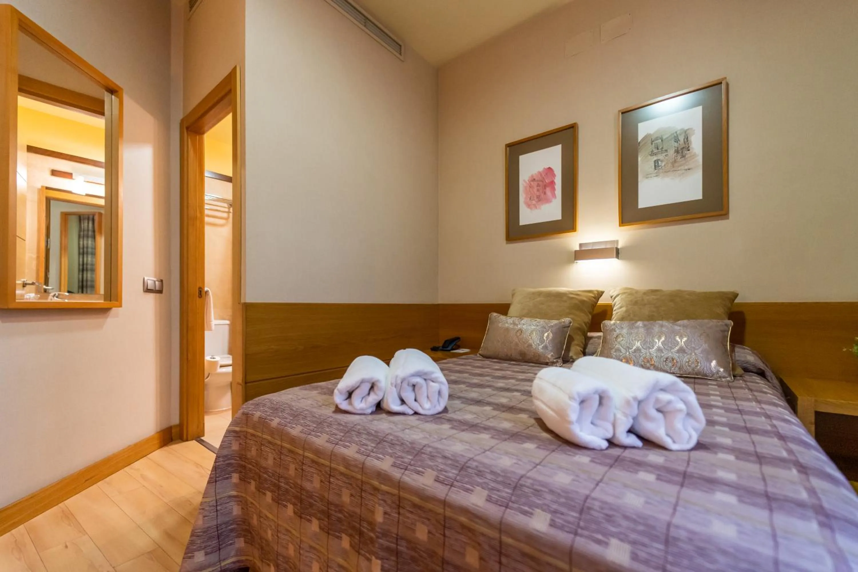 Bathroom, Bed in El Pasaje