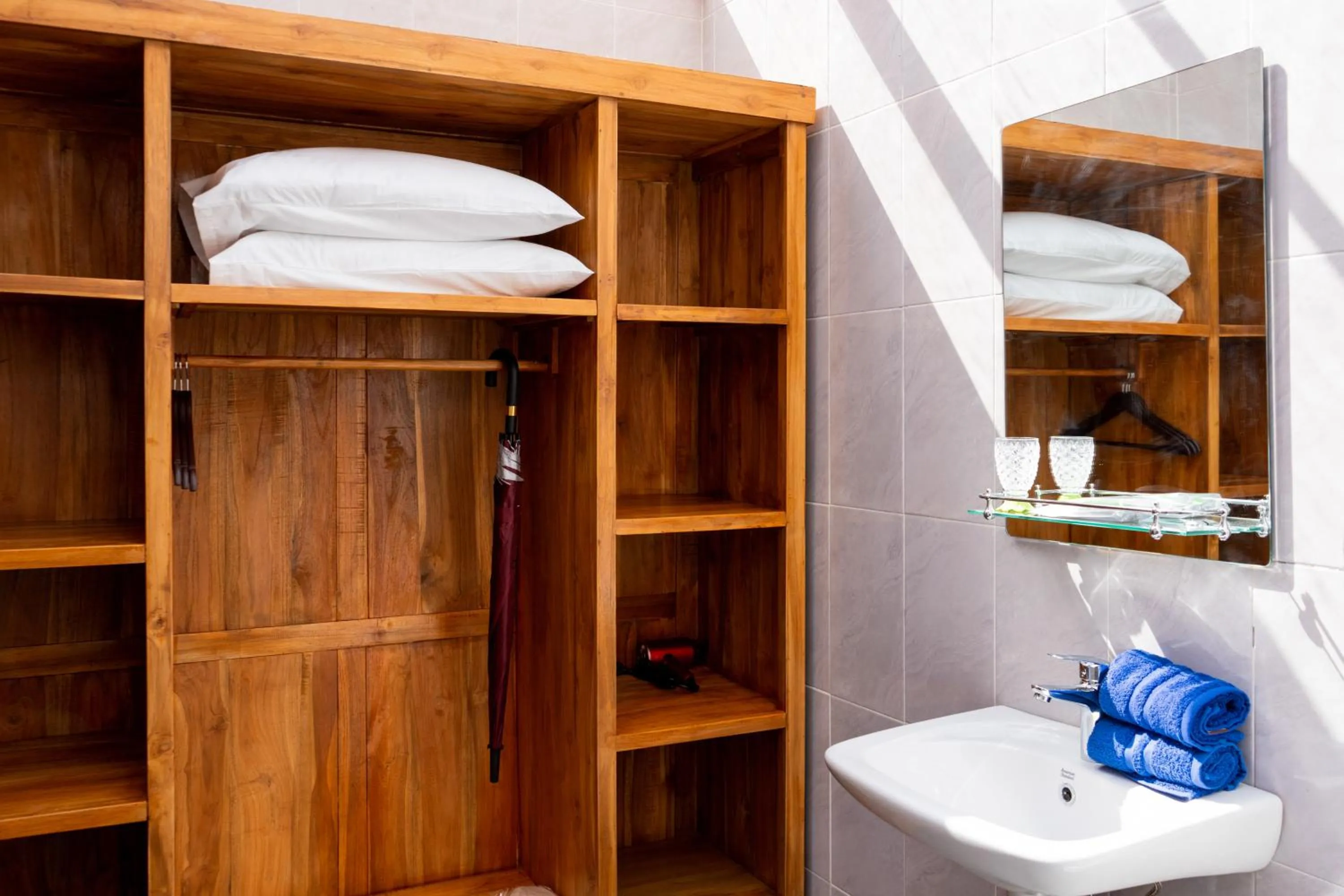 wardrobe in Kabinku Bali