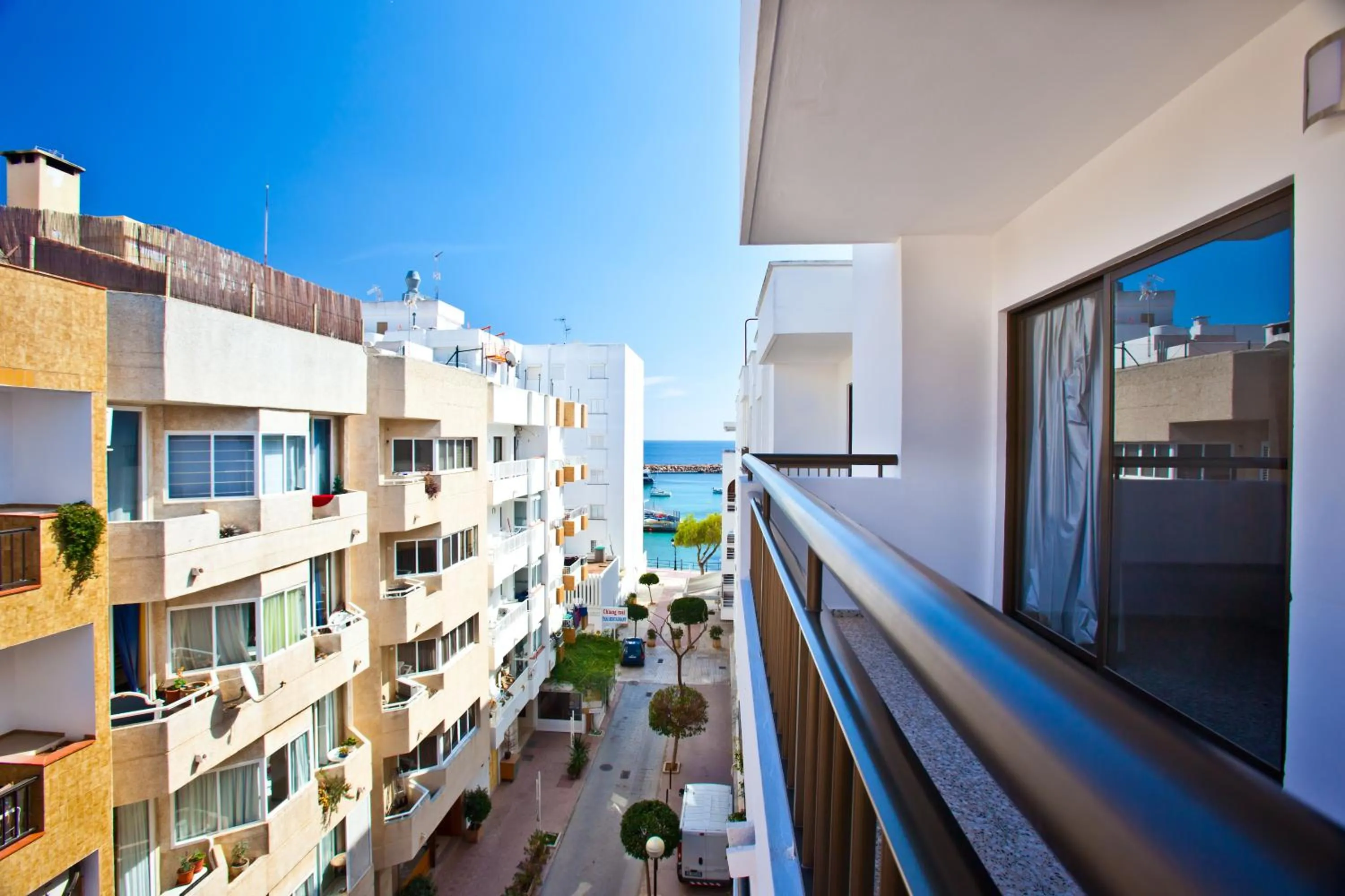 Facade/entrance in Apartamentos Bahia