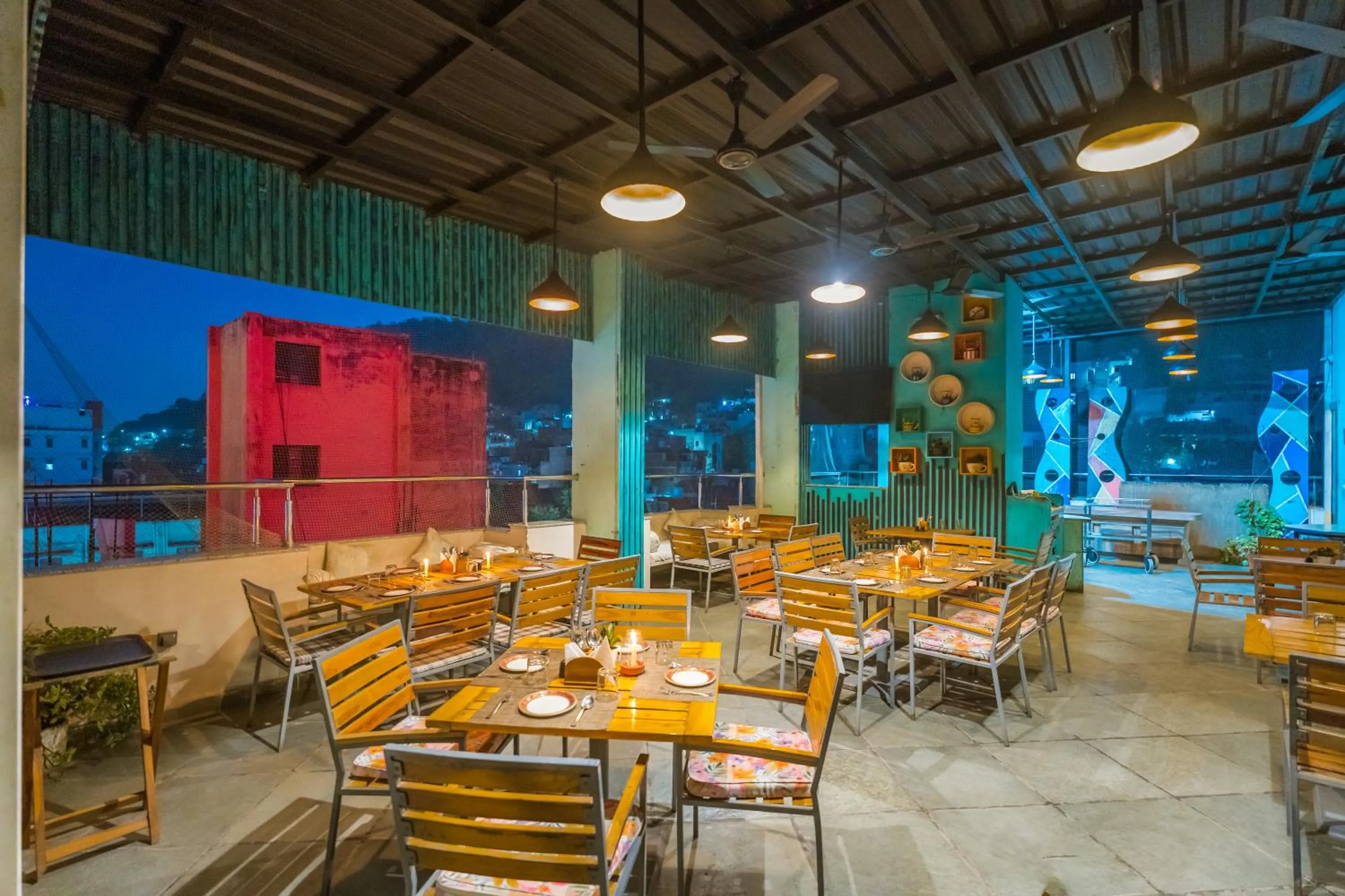 Restaurant/places to eat in Tripli Hotels WonderCliff