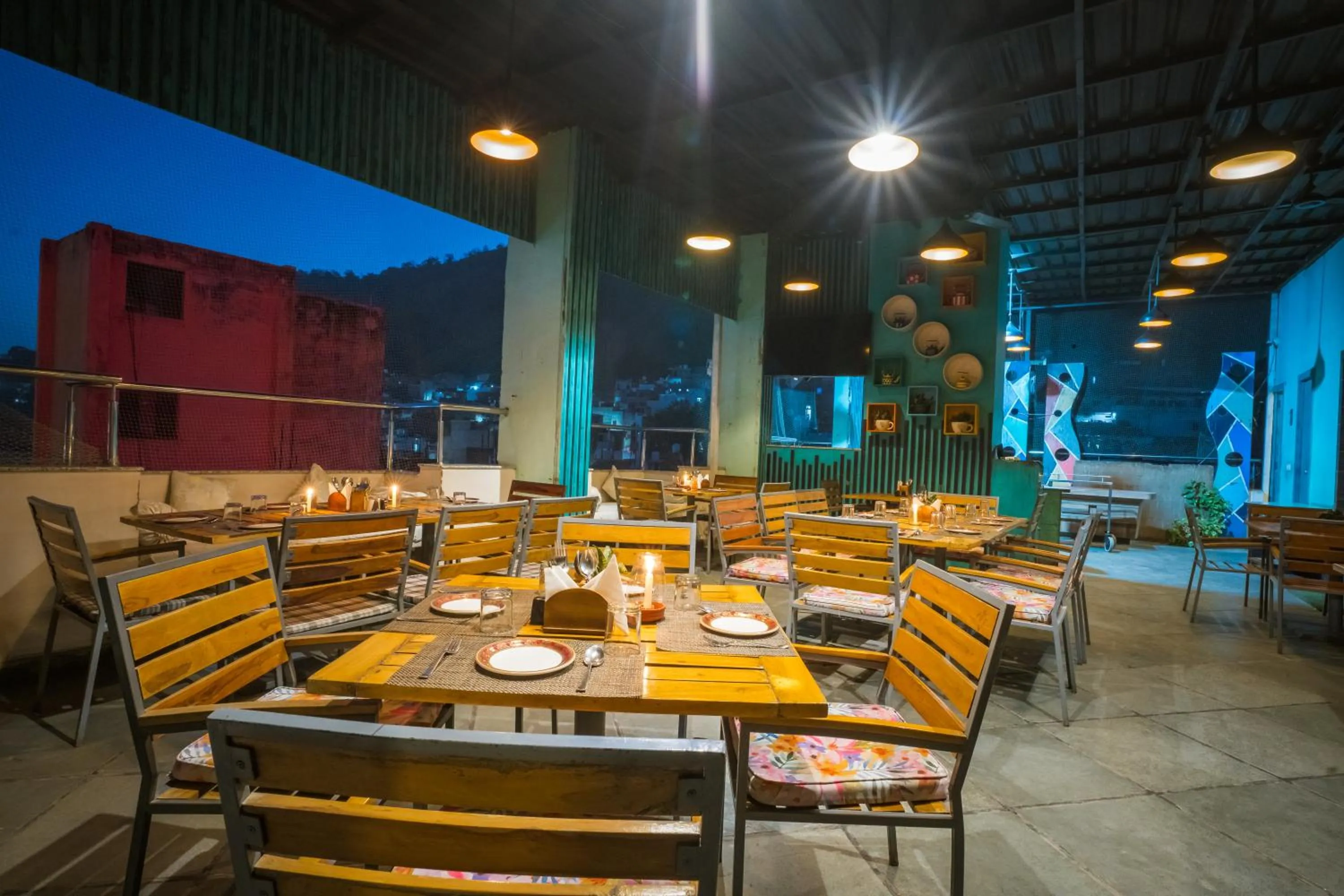 Restaurant/places to eat in Tripli Hotels WonderCliff