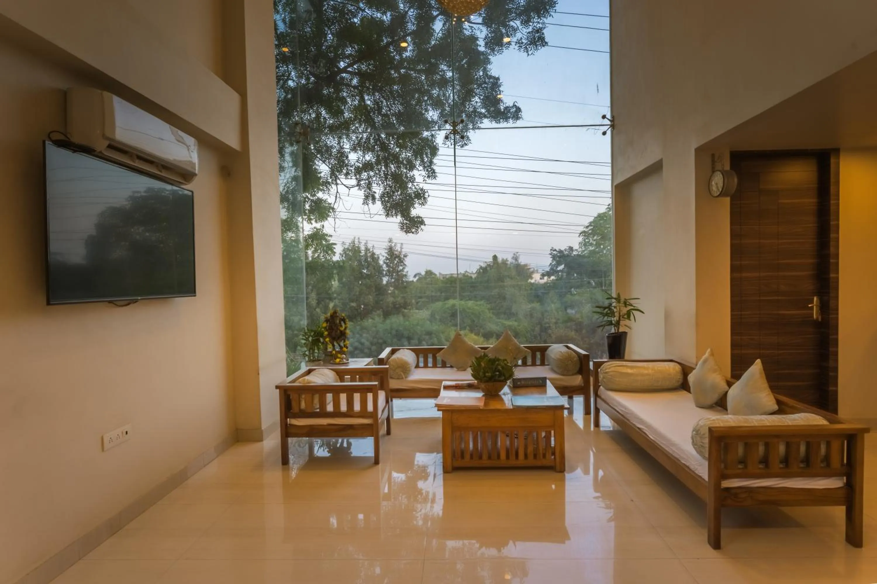 Communal lounge/ TV room in Tripli Hotels WonderCliff