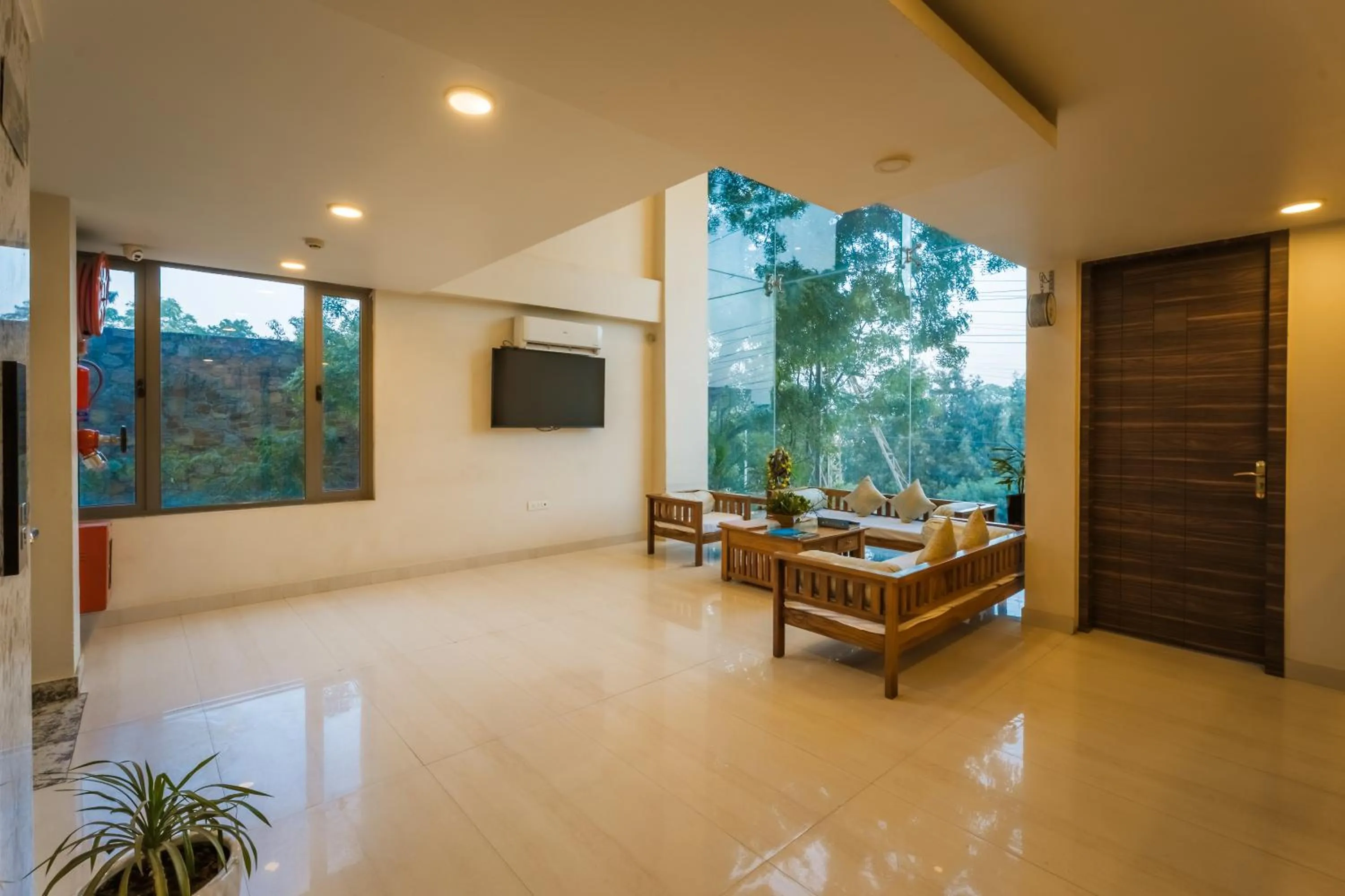 Communal lounge/ TV room in Tripli Hotels WonderCliff