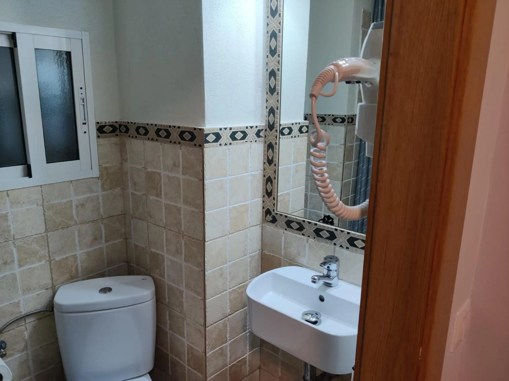 Toilet in Hospedería Luis de Góngora