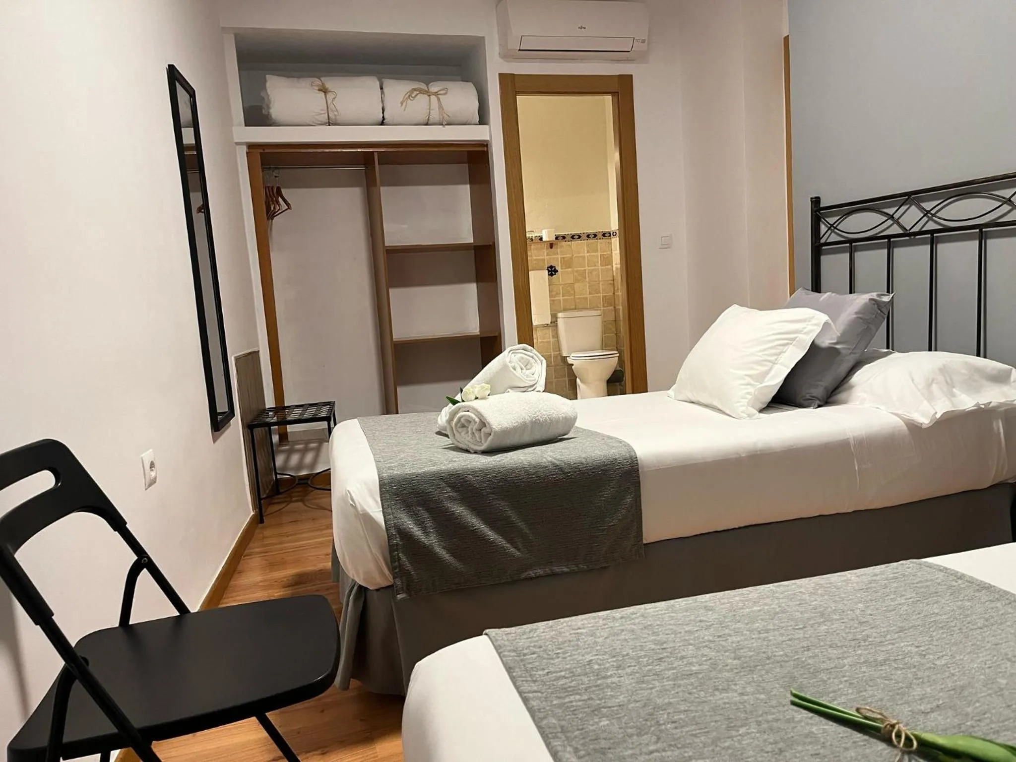 Photo of the whole room, Bed in Hospedería Luis de Góngora