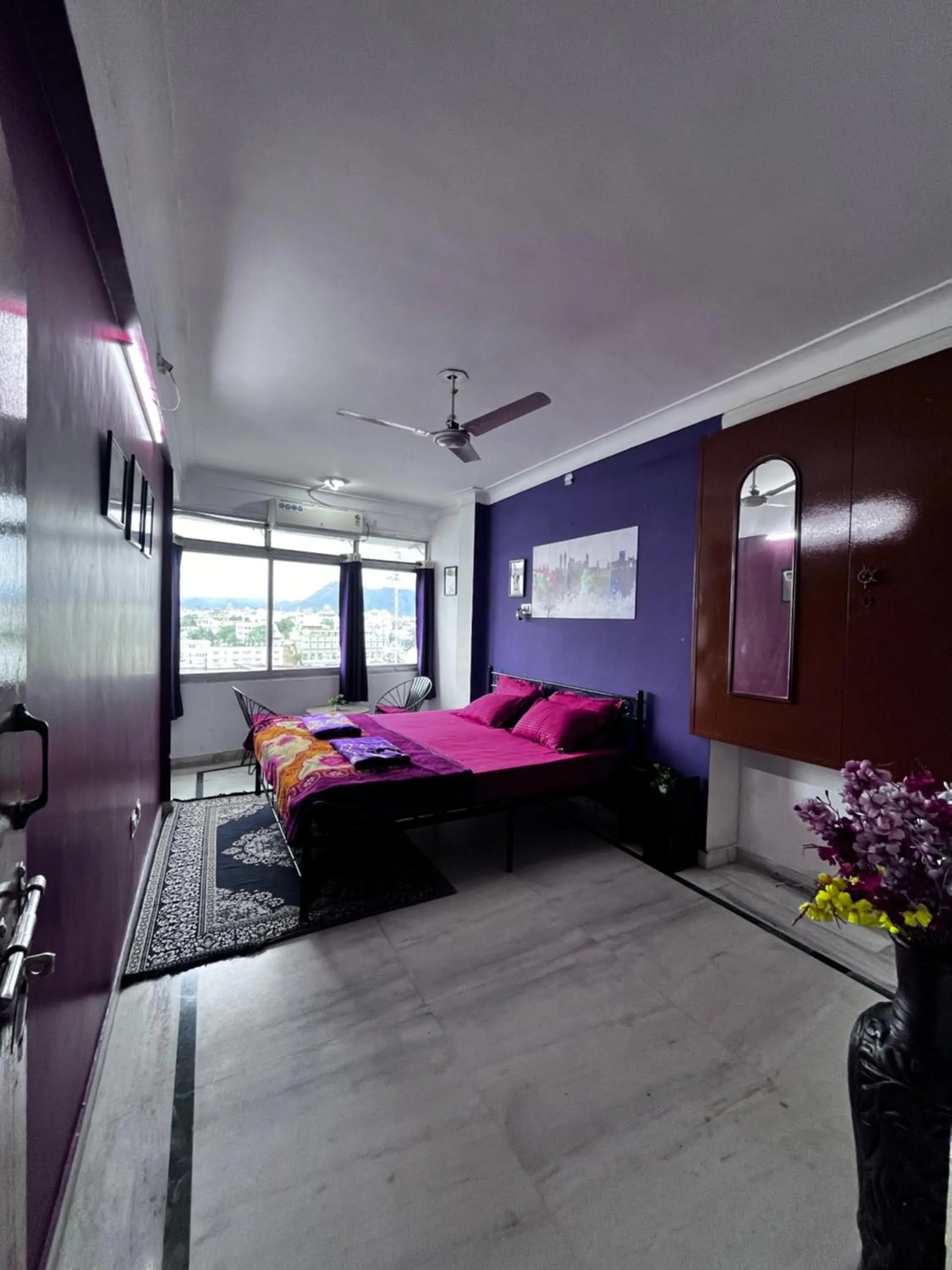 Photo of the whole room, Bed in Tamasha Udaipur