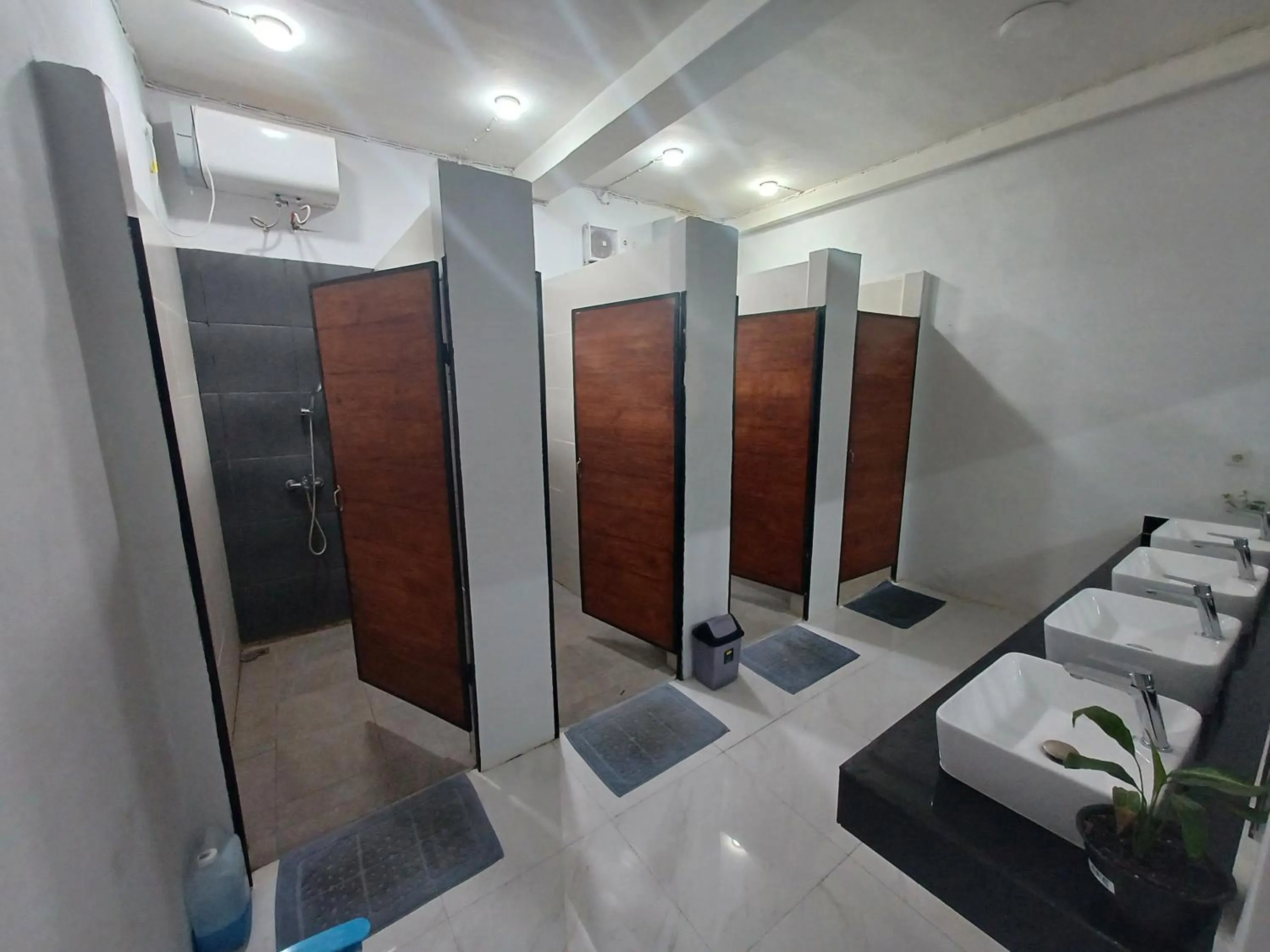 Bathroom in Komodo Indah Hotel