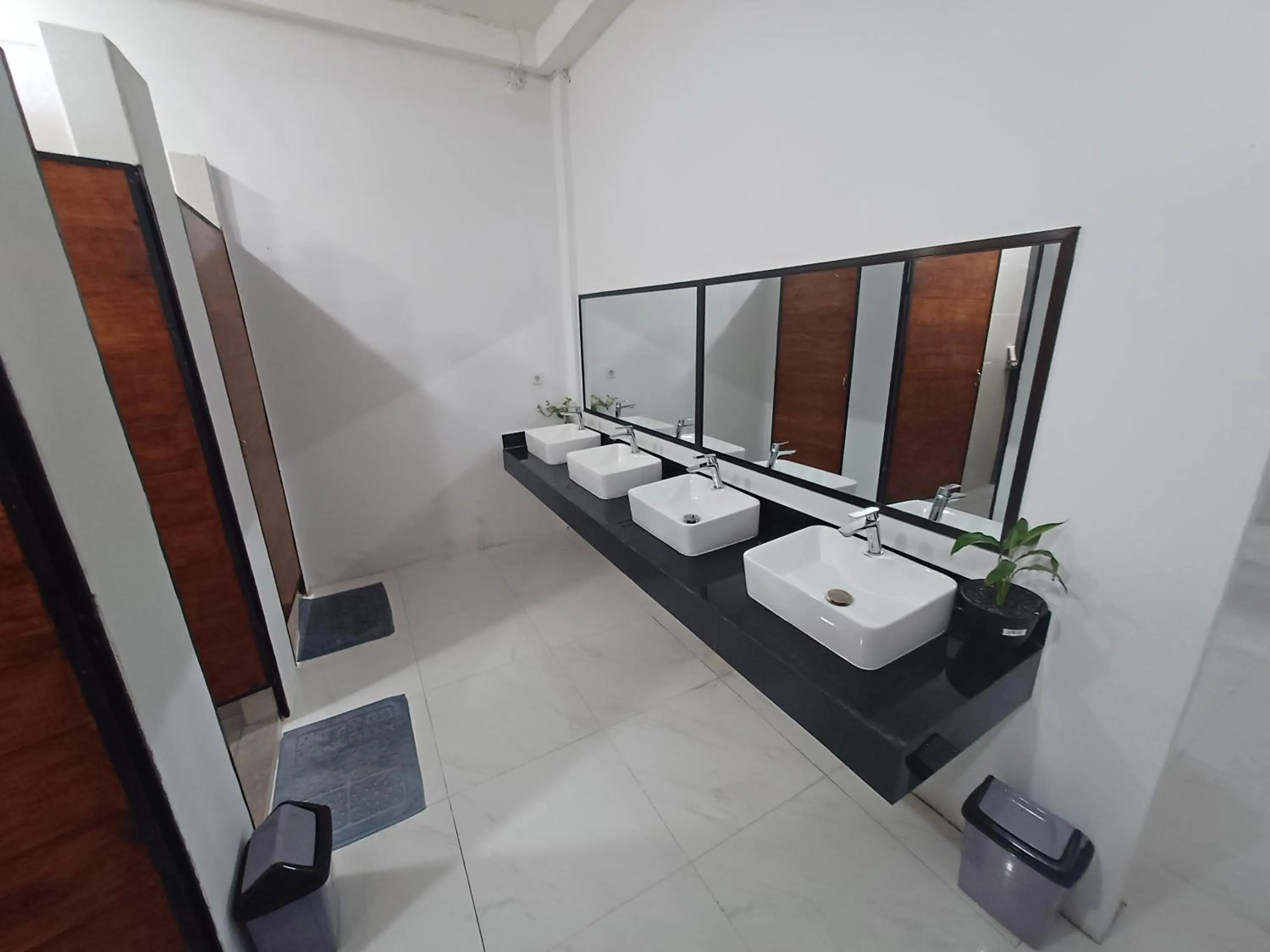 Bathroom, Bed in Komodo Indah Hotel