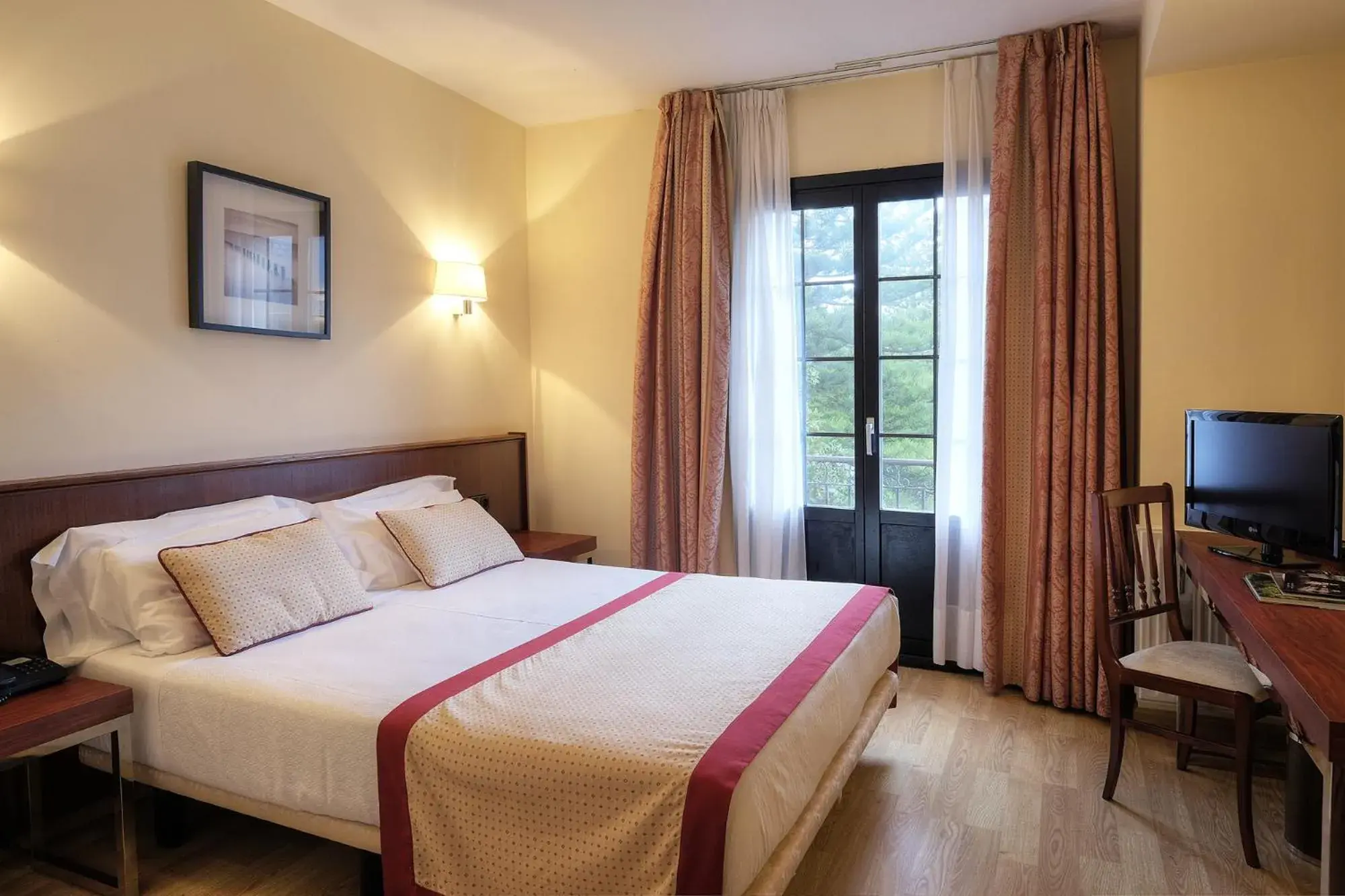 Photo of the whole room, Bed in Hotel y Apartamentos Arias Photo of the whole room, Bed in Hotel y Apartamentos Arias