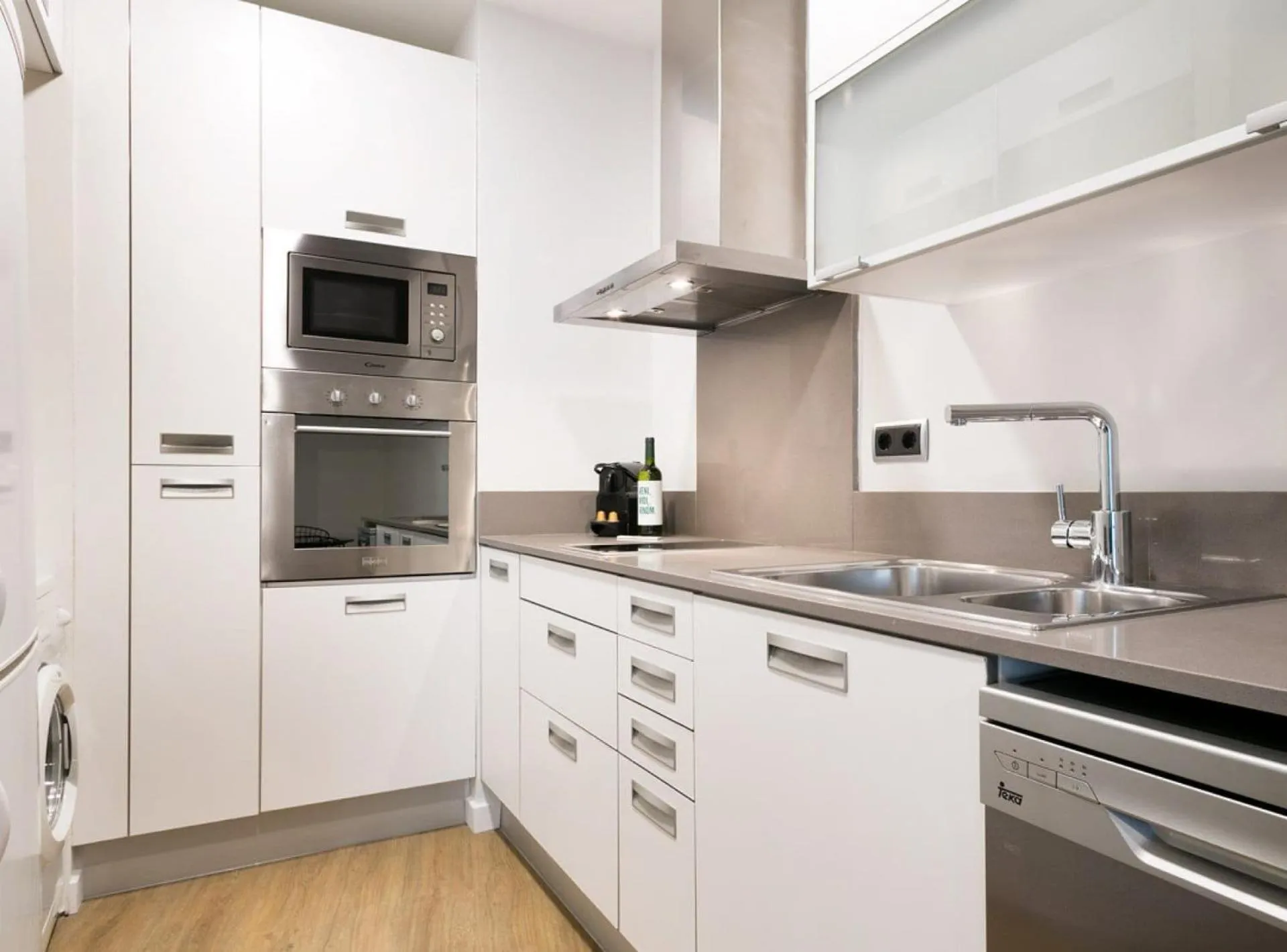 Kitchen or kitchenette in Vale Suites