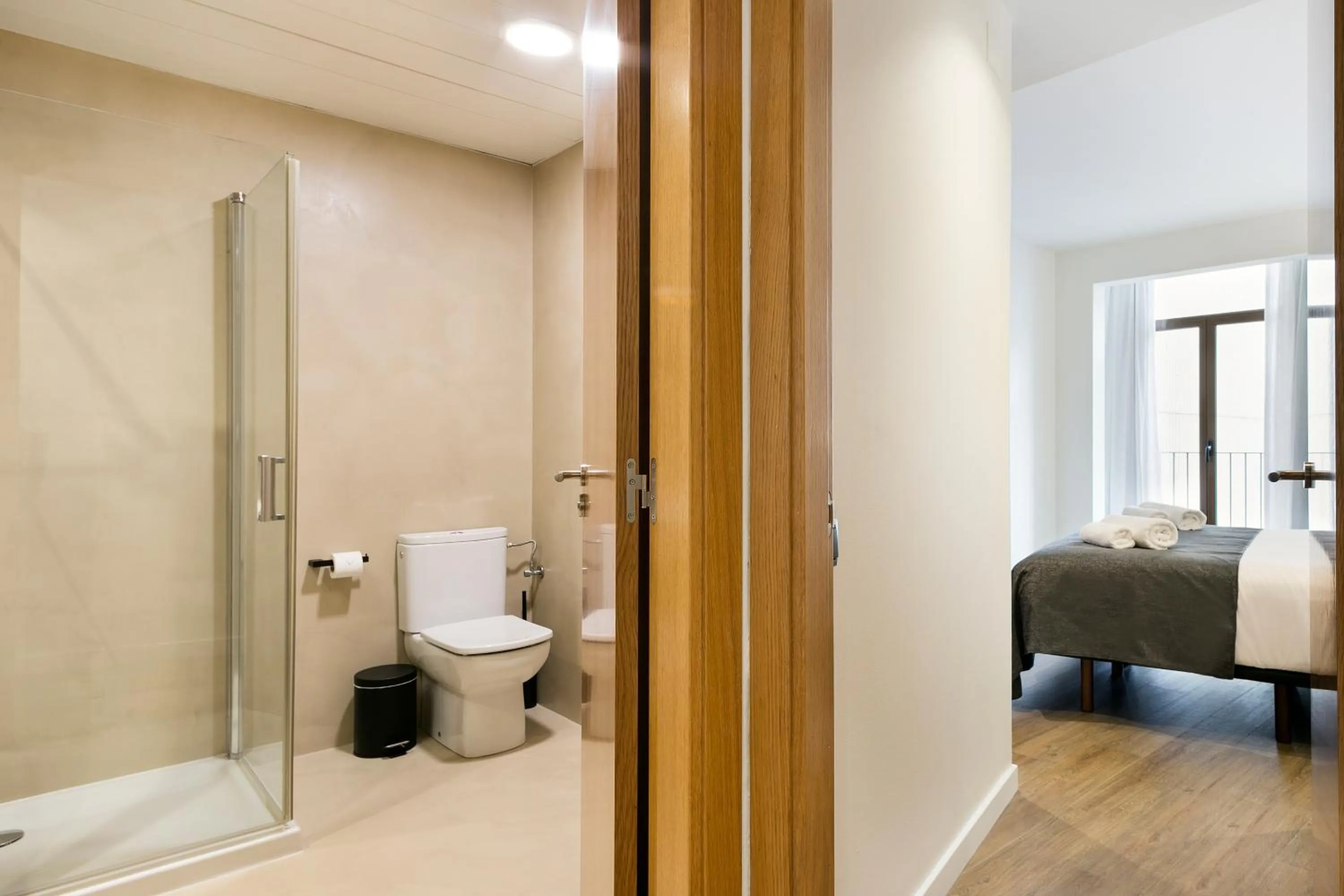 Shower, Bed in Vale Suites