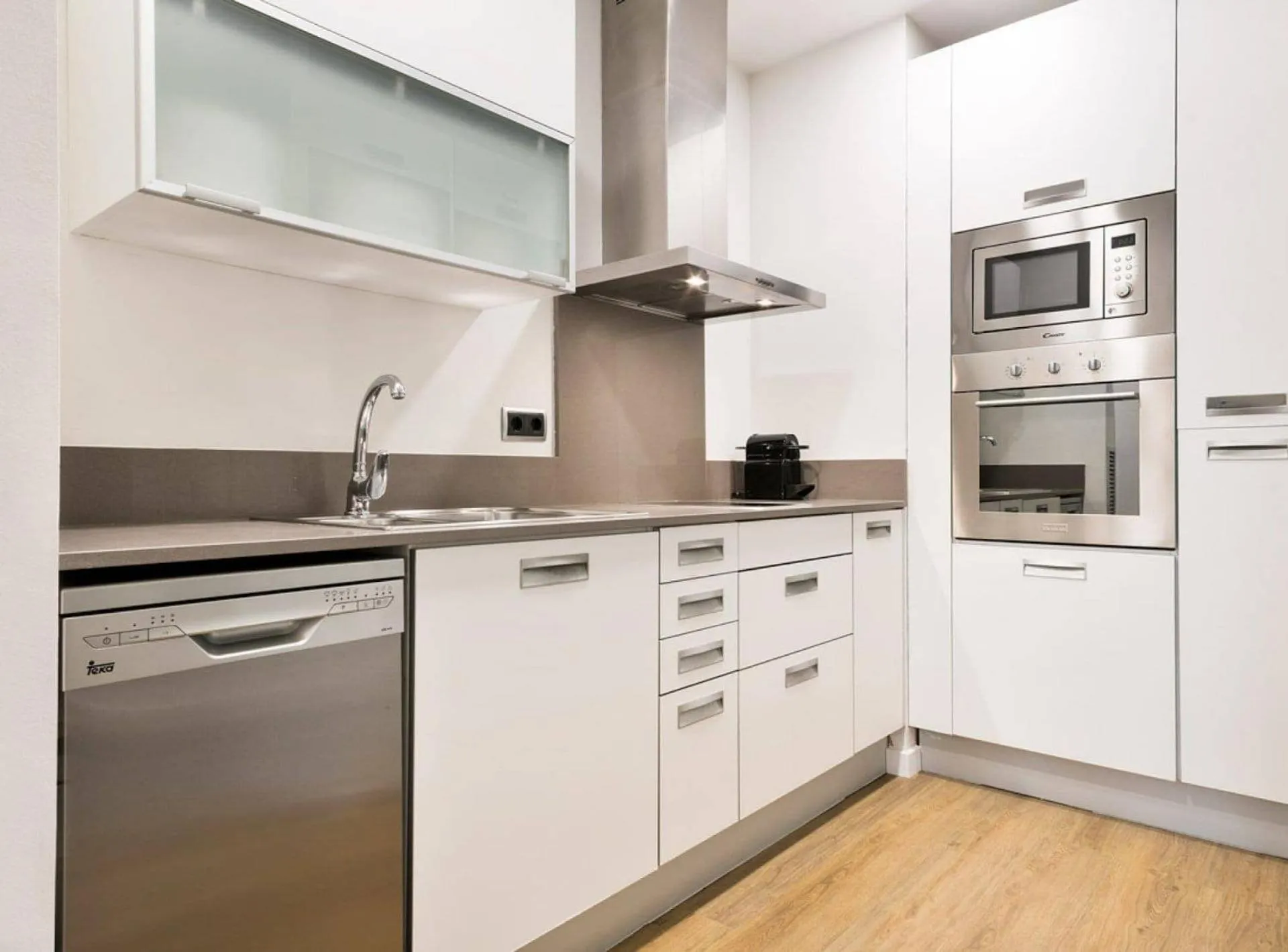 Kitchen or kitchenette in Vale Suites