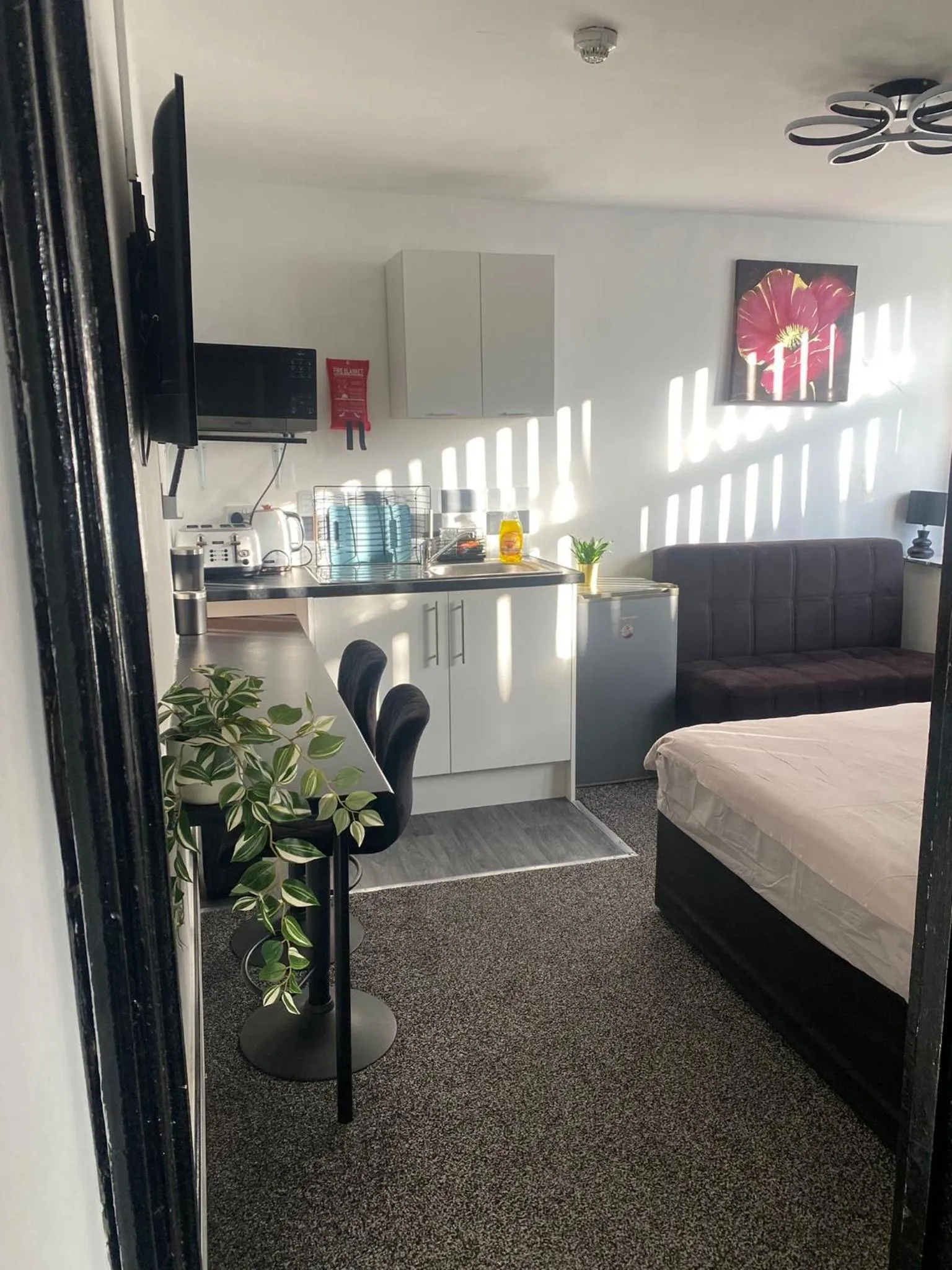 Kitchen or kitchenette, Bed in Black Ocean Holiday Apartments