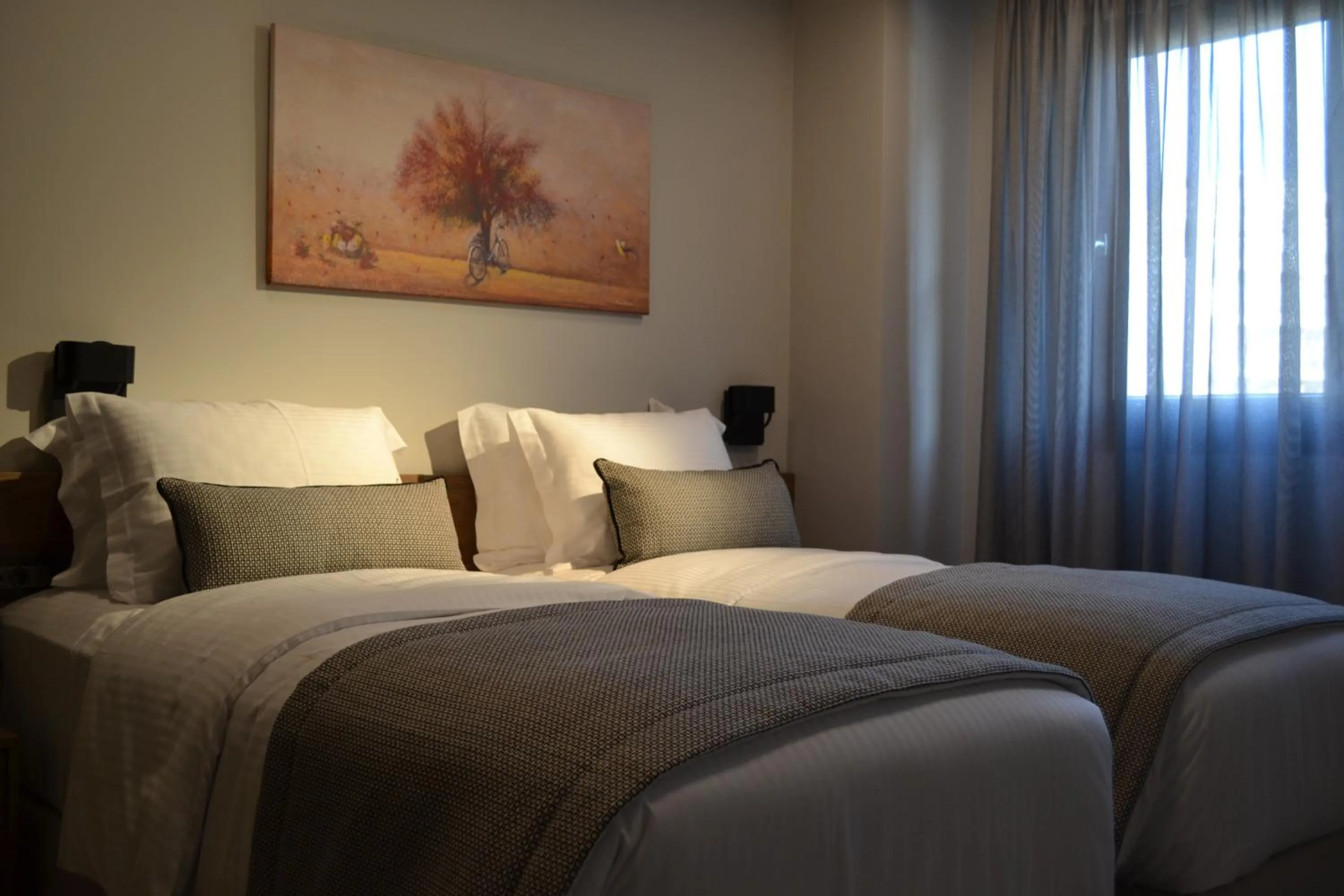 Photo of the whole room, Bed in 507 Athens