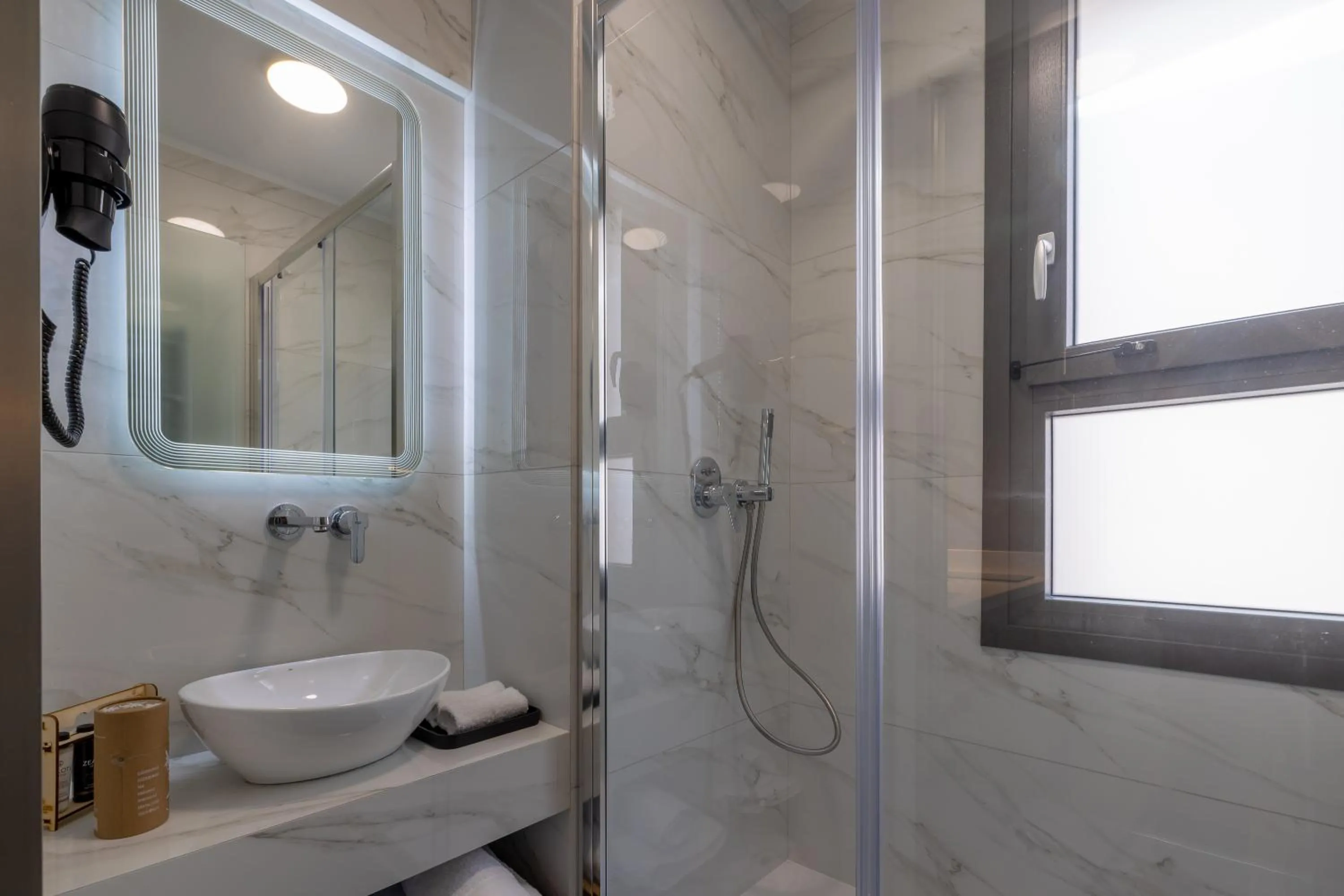 Shower in 507 Athens