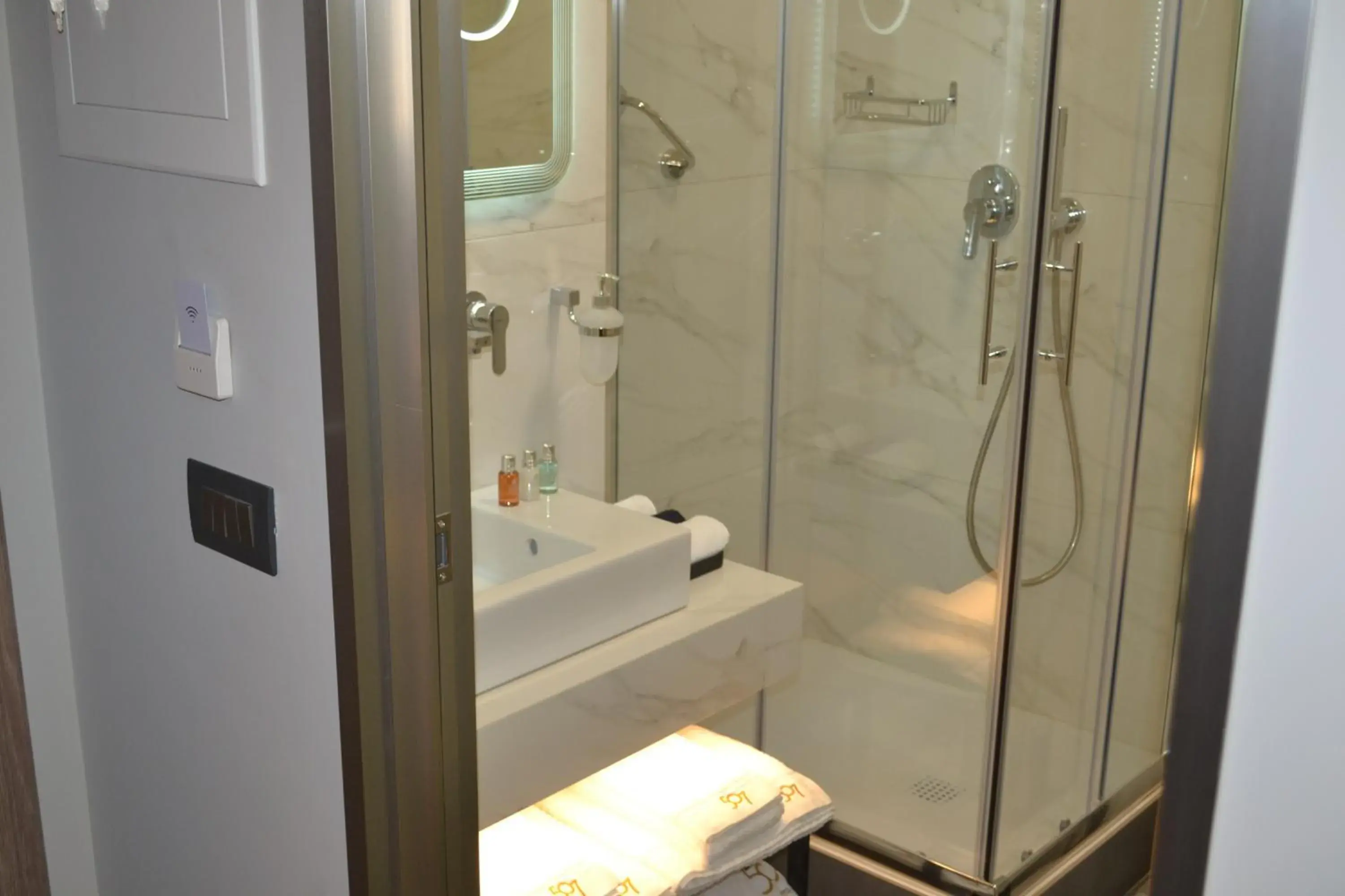 Elegant Suite in 507 Athens Elegant Suite in 507 Athens