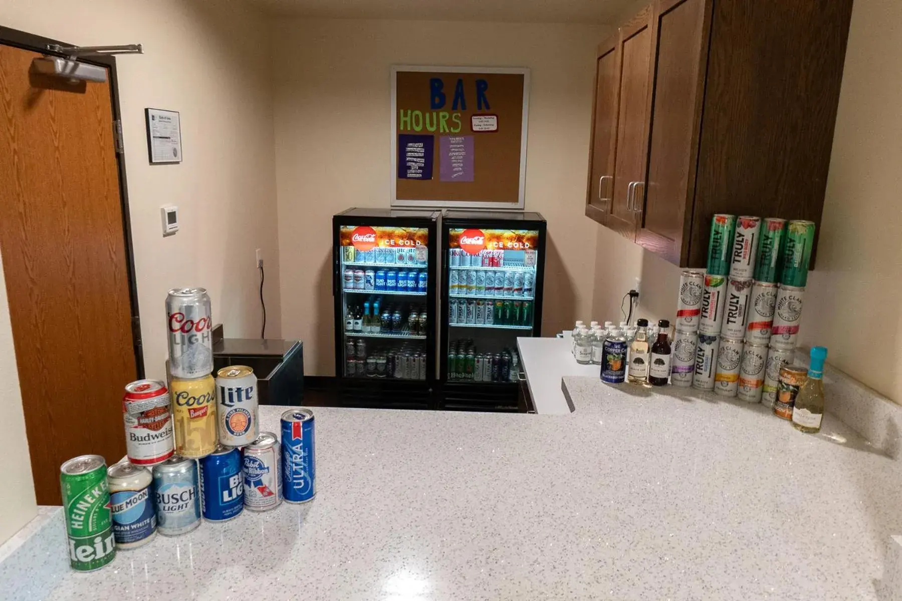 Lounge or bar in Cobblestone Hotel & Suites-Sheldon Lounge or bar in Cobblestone Hotel & Suites-Sheldon