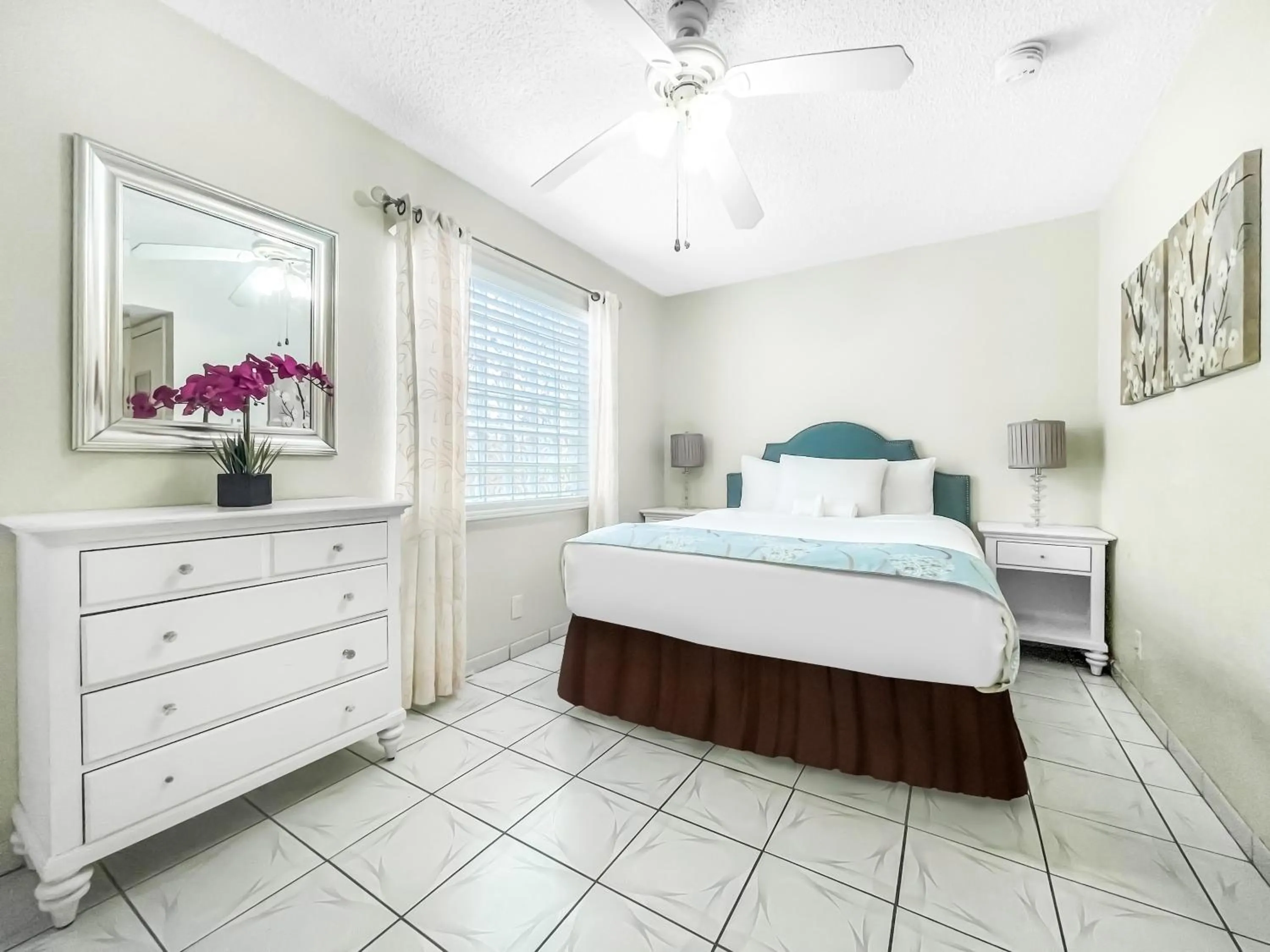 Bedroom, Bed in Hollywood by the Sea