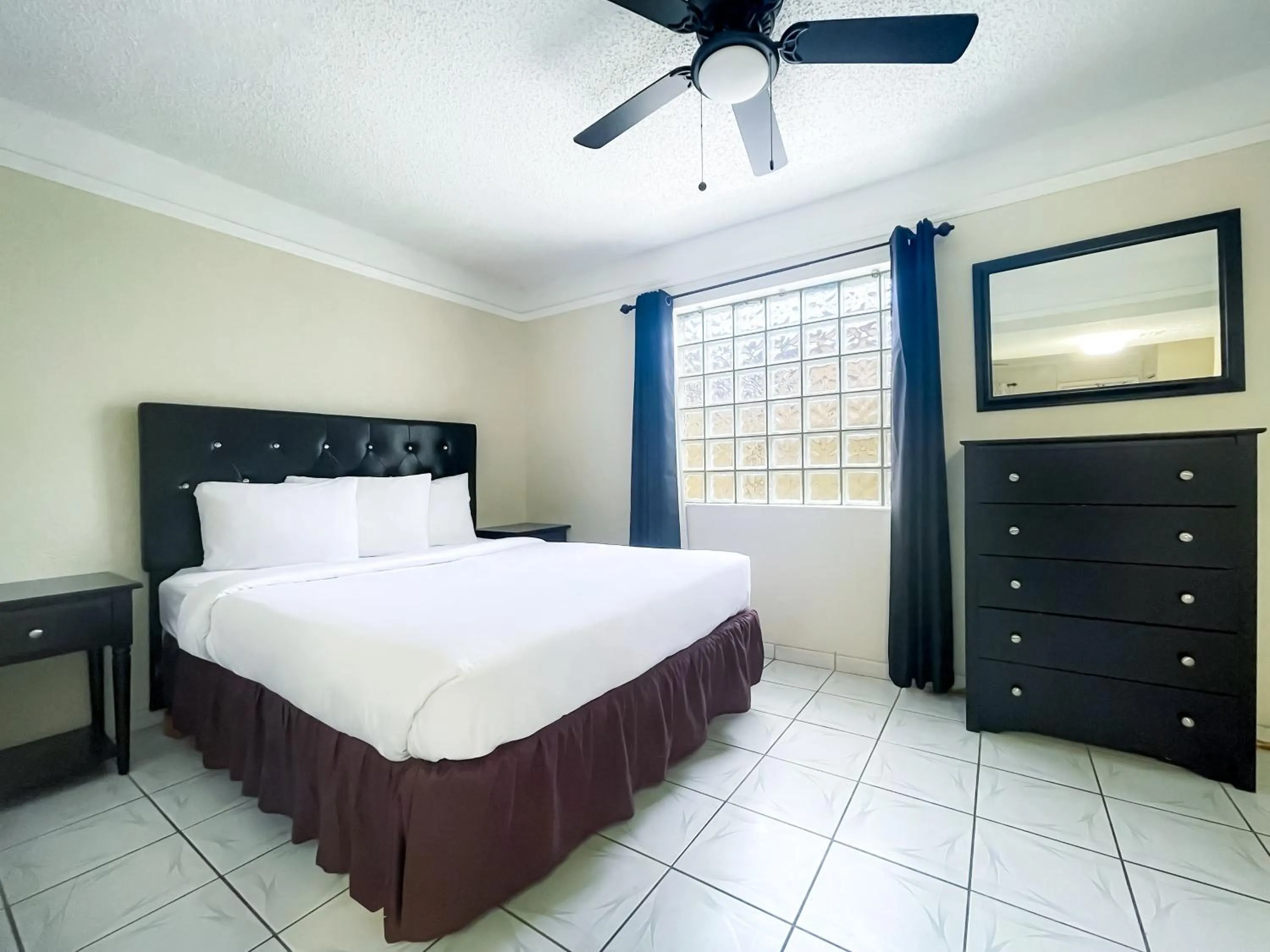 Photo of the whole room, Bed in Hollywood by the Sea