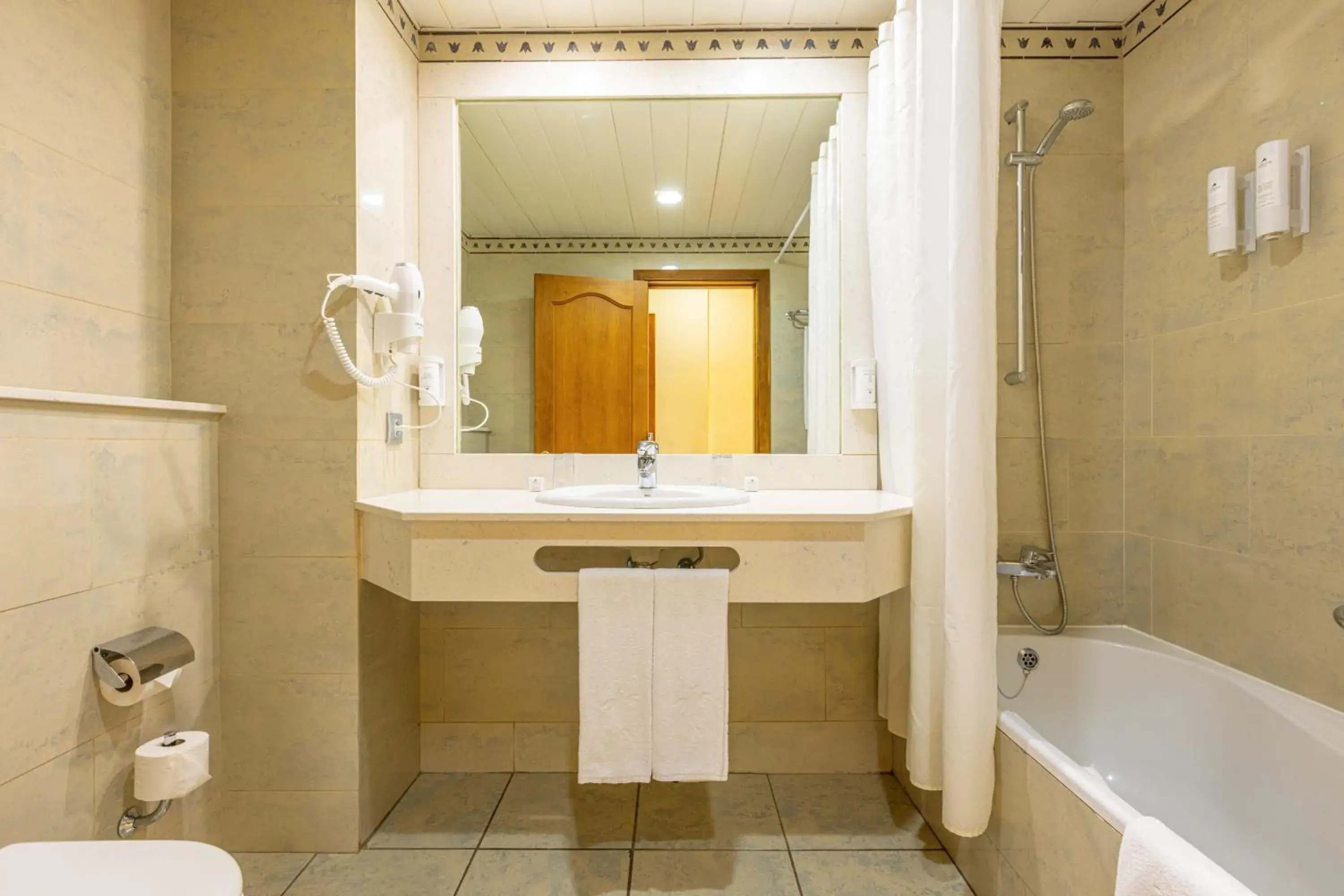Bathroom in IFA Altamarena by Lopesan Hotels Bathroom in IFA Altamarena by Lopesan Hotels