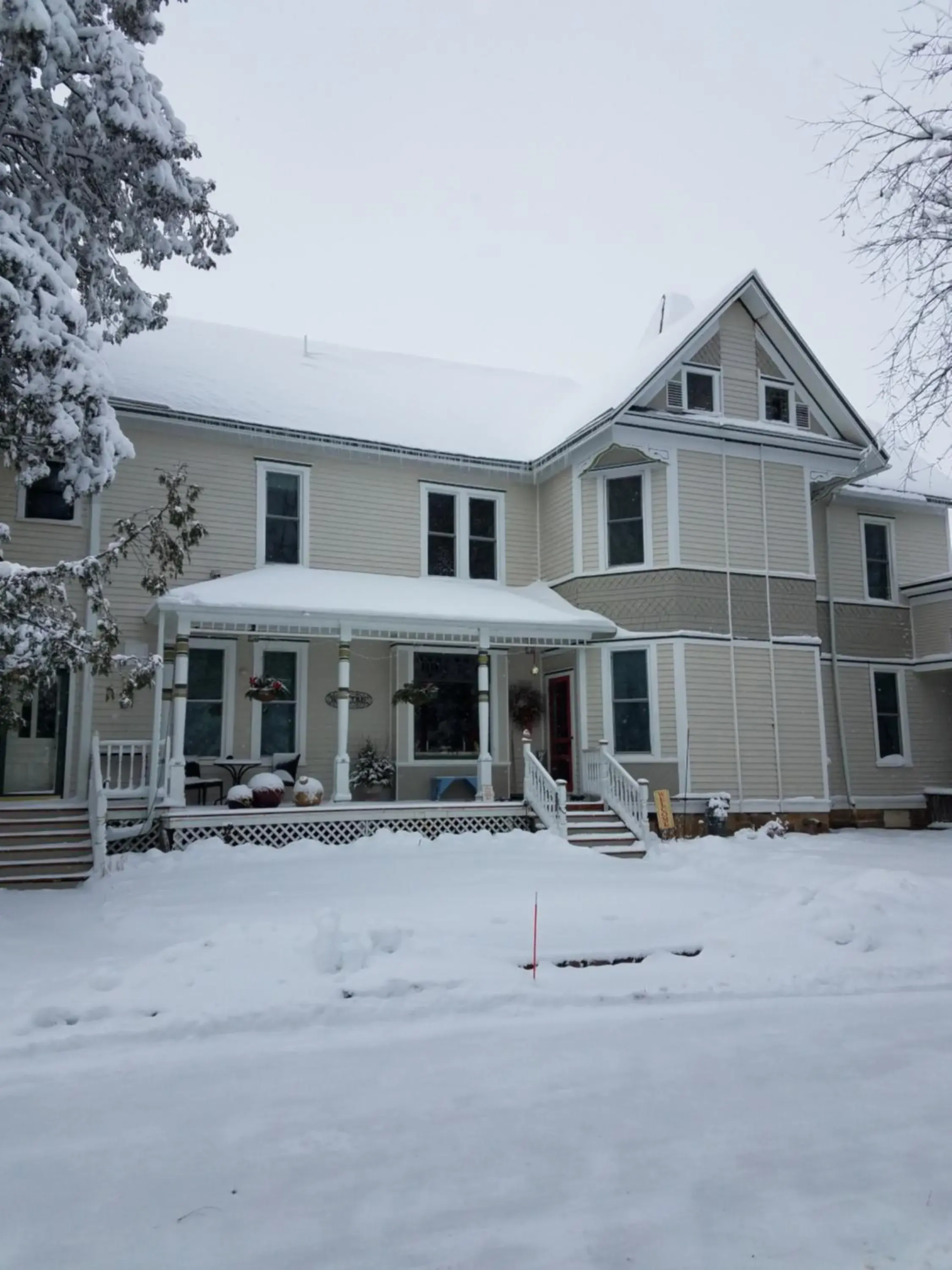 Property building in Oaklawn Inn Property building in Oaklawn Inn