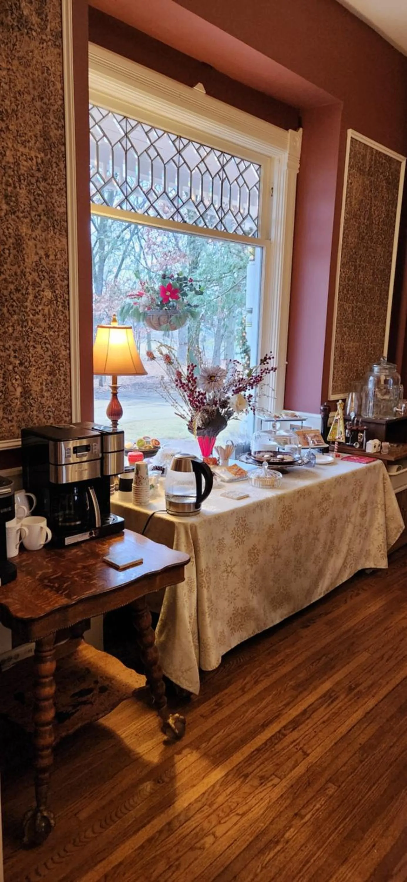 Food and drinks in Oaklawn Inn