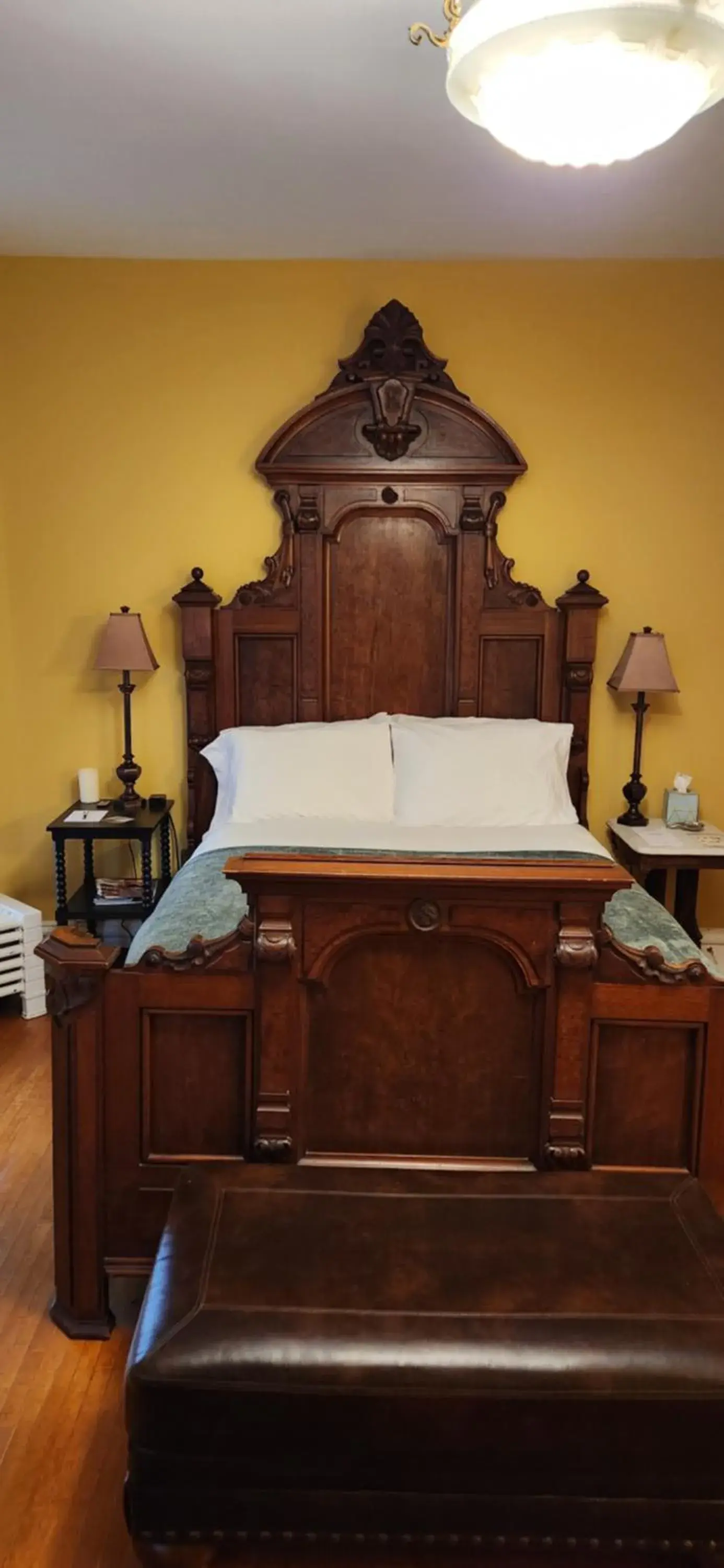 Bed in Oaklawn Inn Bed in Oaklawn Inn