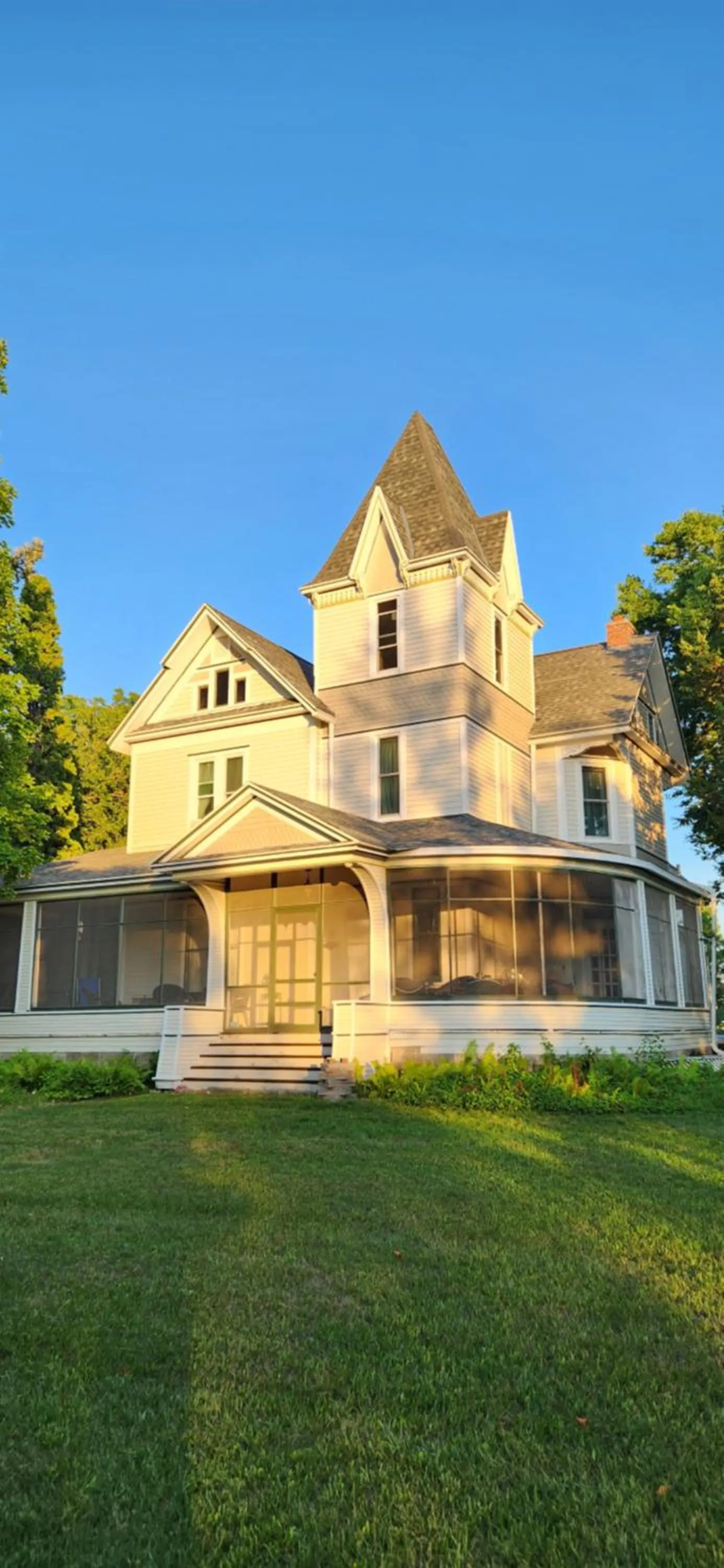 Property building in Oaklawn Inn