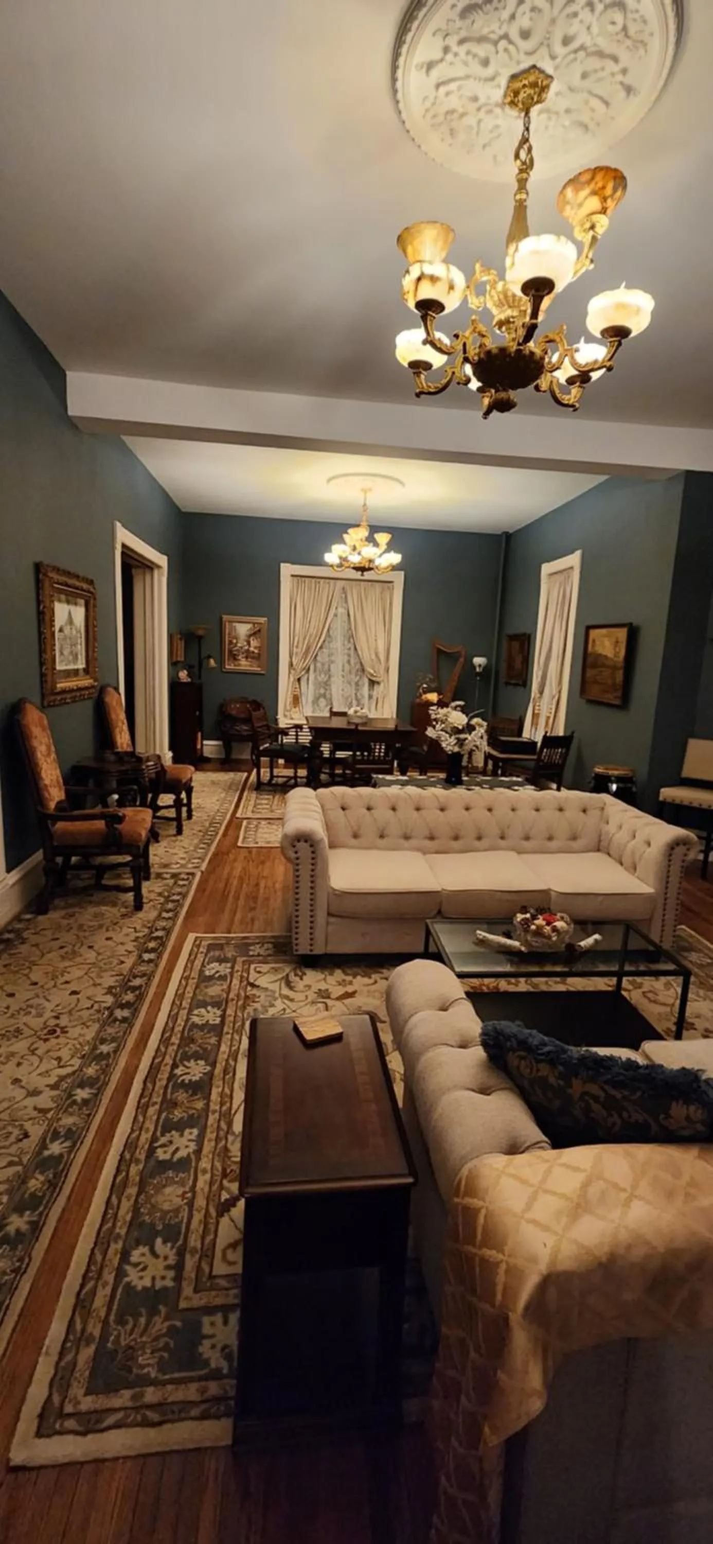 Living room in Oaklawn Inn