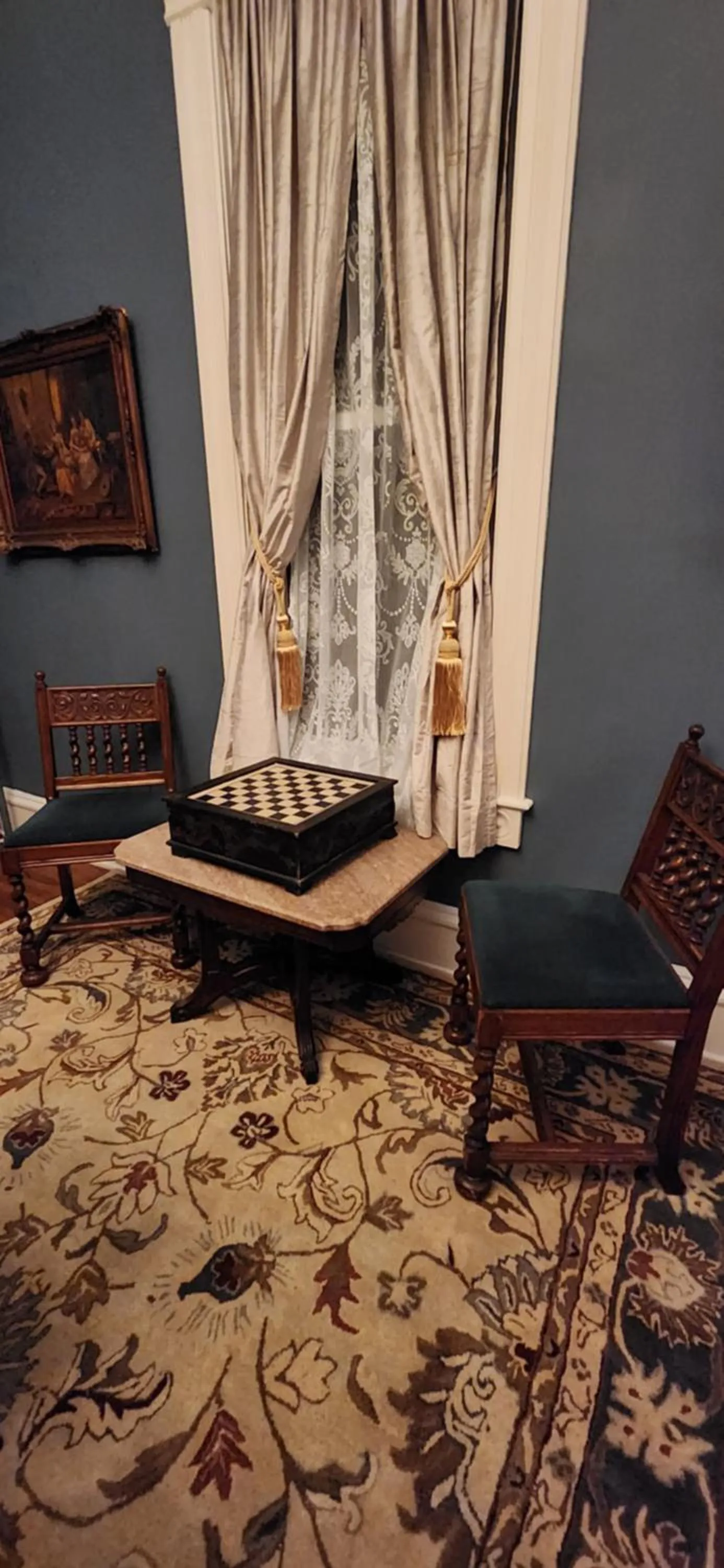 Living room in Oaklawn Inn