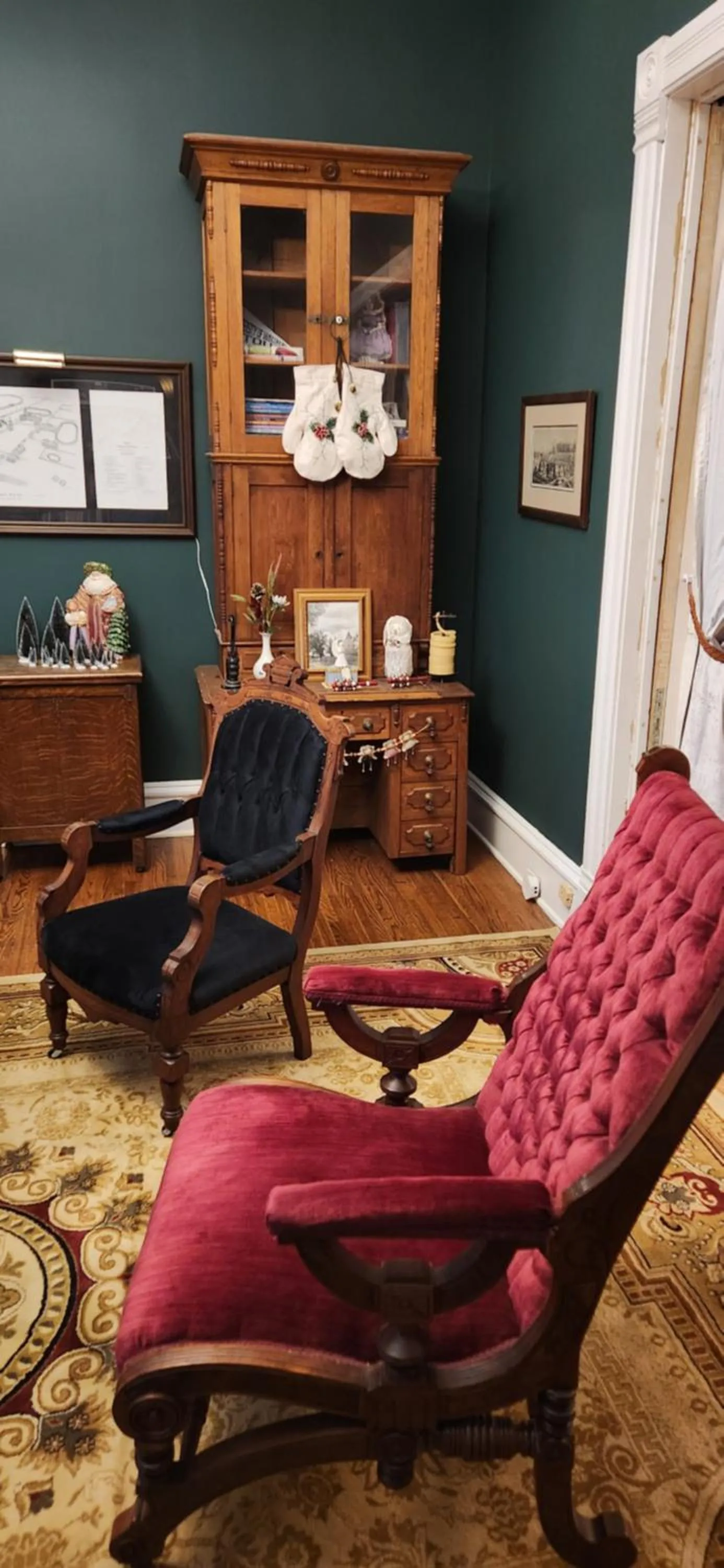 Living room in Oaklawn Inn