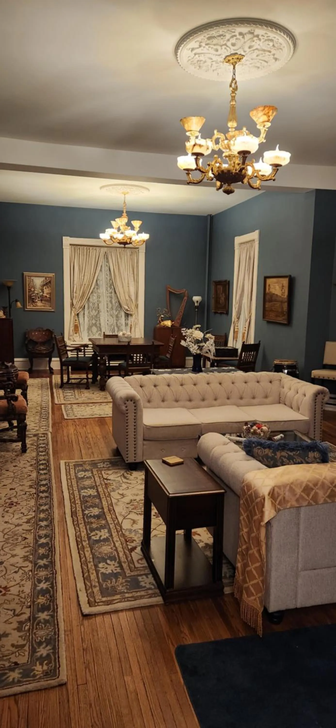 Living room in Oaklawn Inn