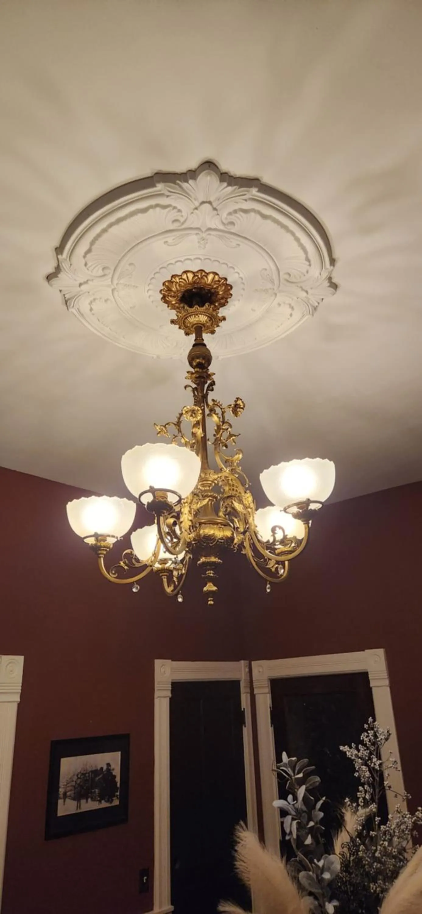 Decorative detail in Oaklawn Inn