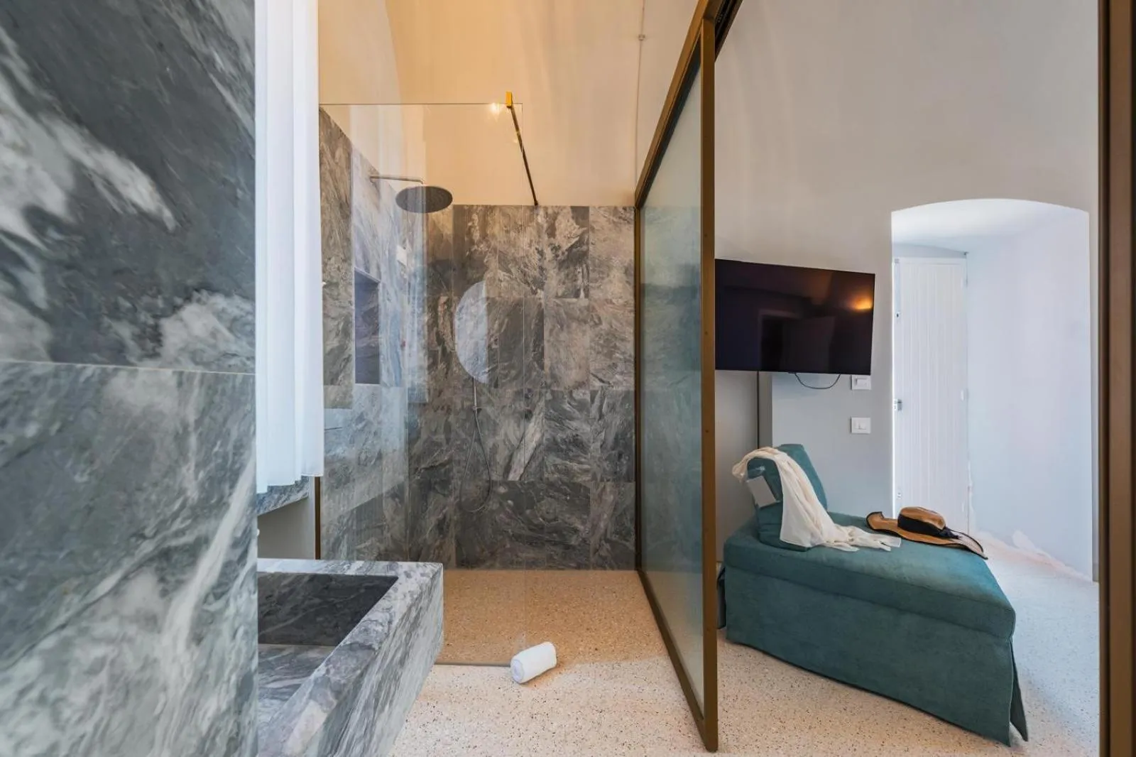 Bathroom, Bed in Imperial Paradise