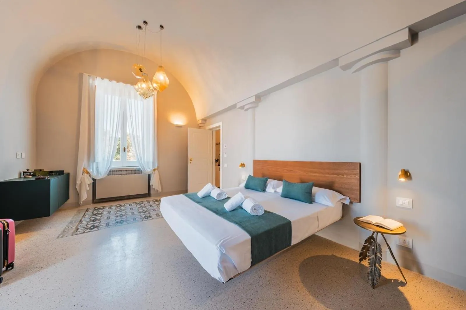 Photo of the whole room, Bed in Imperial Paradise