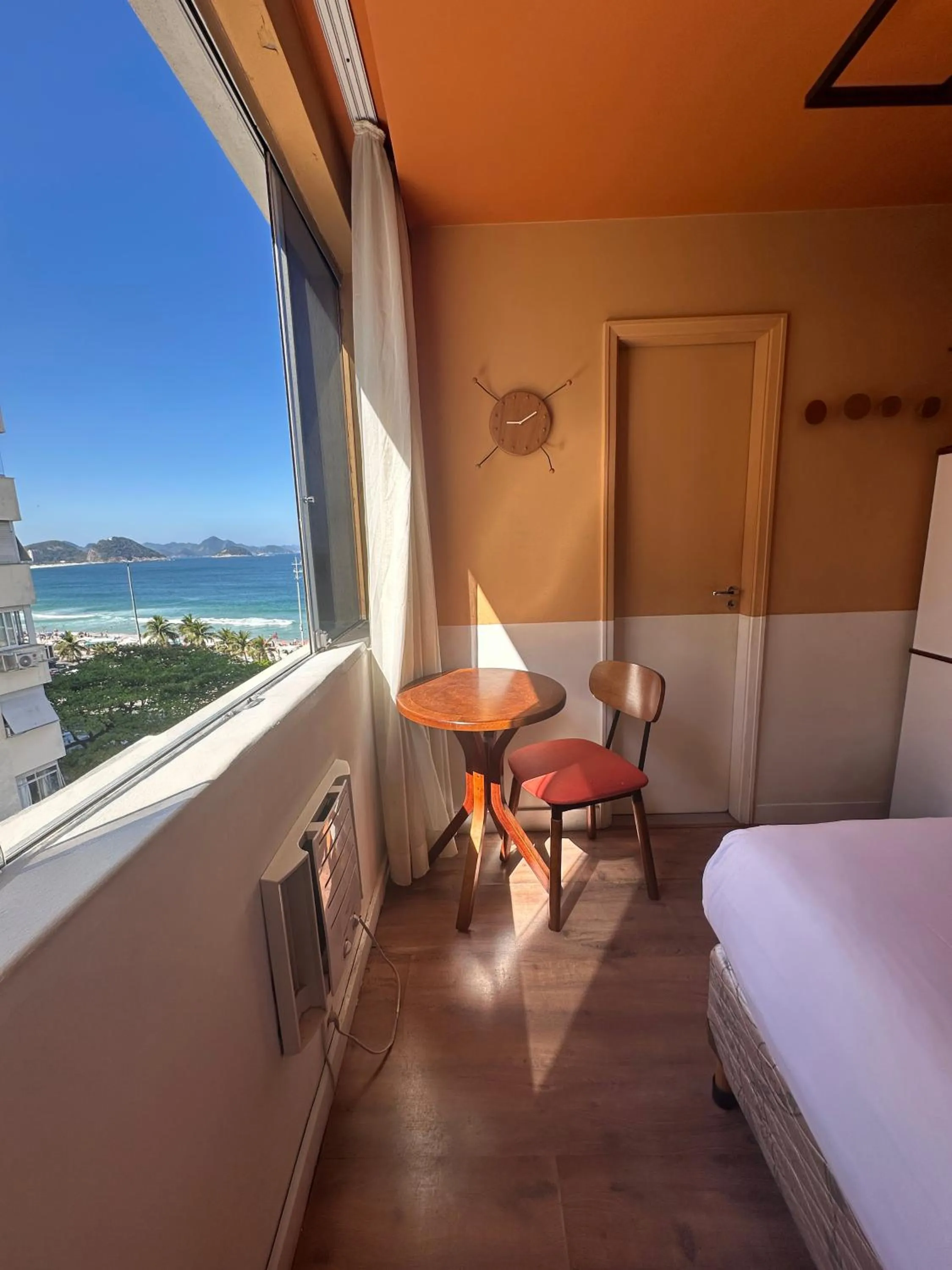 Photo of the whole room, Bed in Socialtel Copacabana