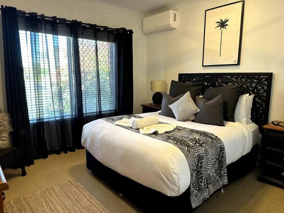 Luxury 4 Bedroom Home with Pool & Games Room Bar