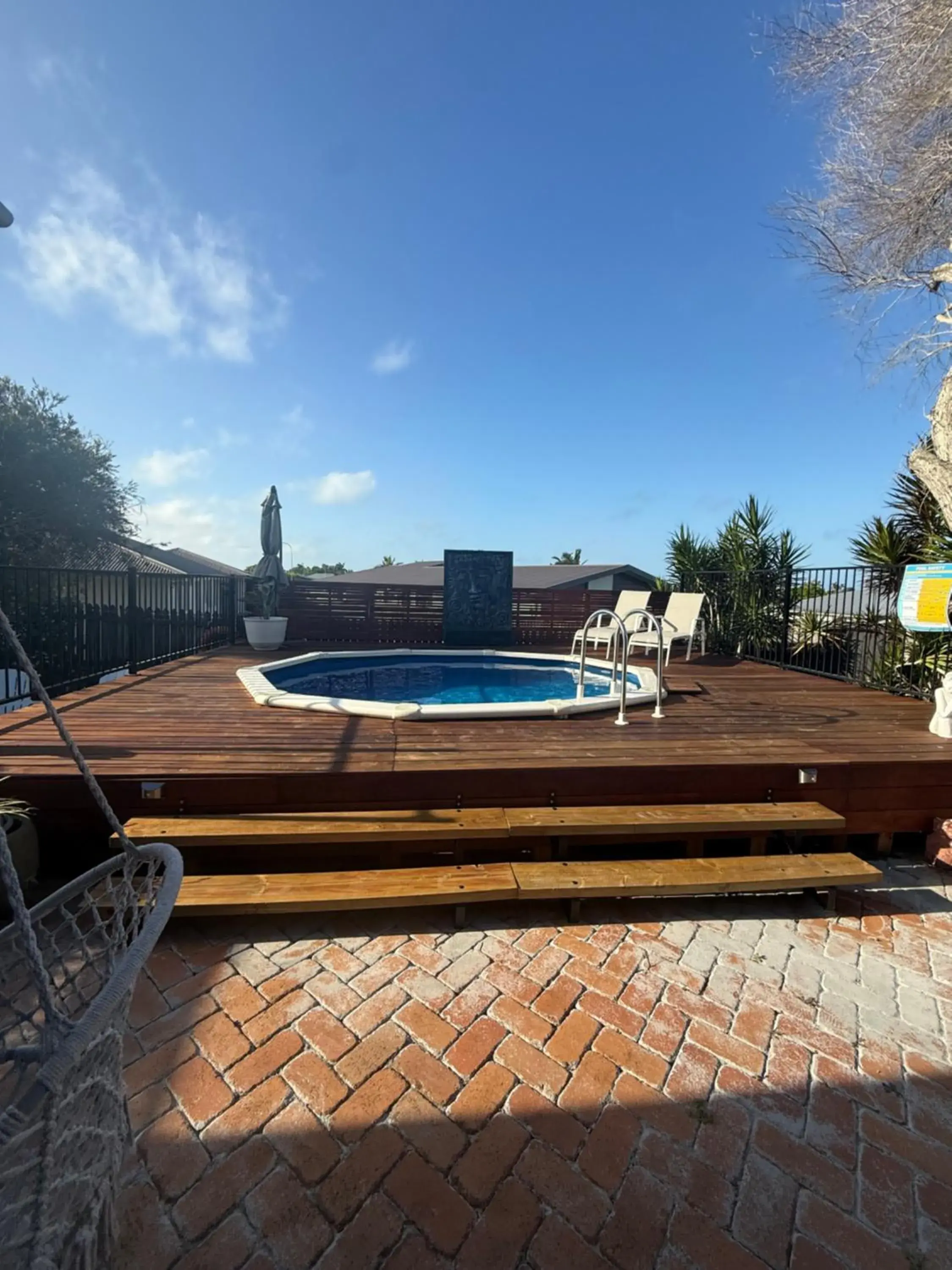 Luxury 4 Bedroom Home with Pool & Games Room Bar Luxury 4 Bedroom Home with Pool & Games Room Bar