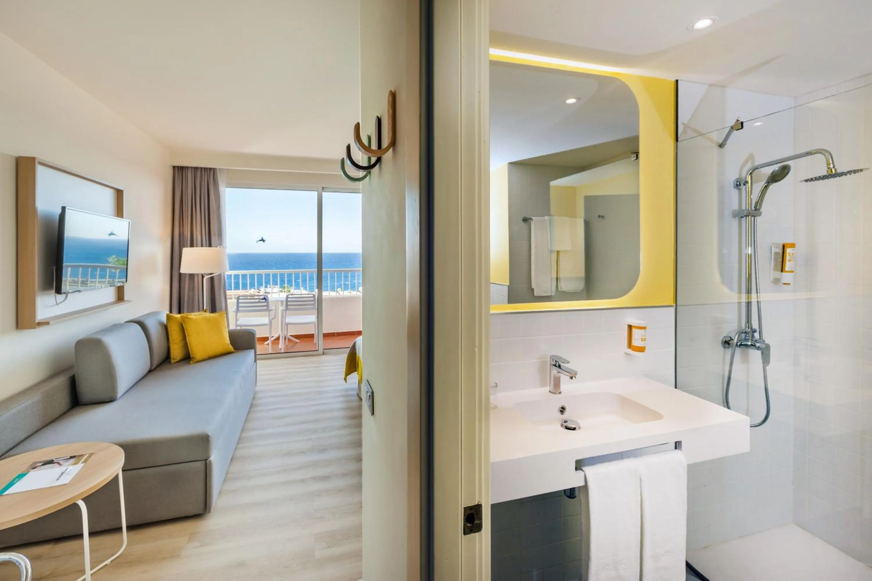 Photo of the whole room in Abora Interclub Atlantic by Lopesan Hotels