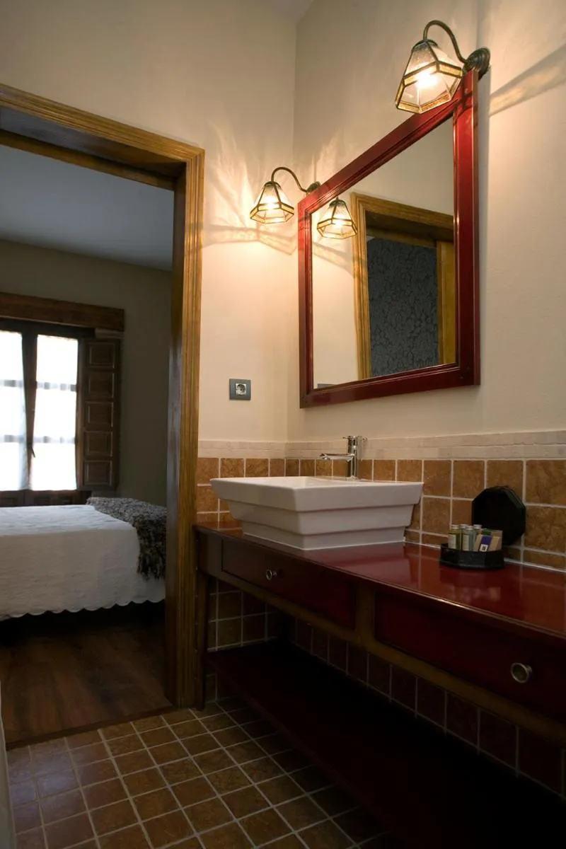 Bathroom, Bed in Posada Los Condestables Hotel & Spa